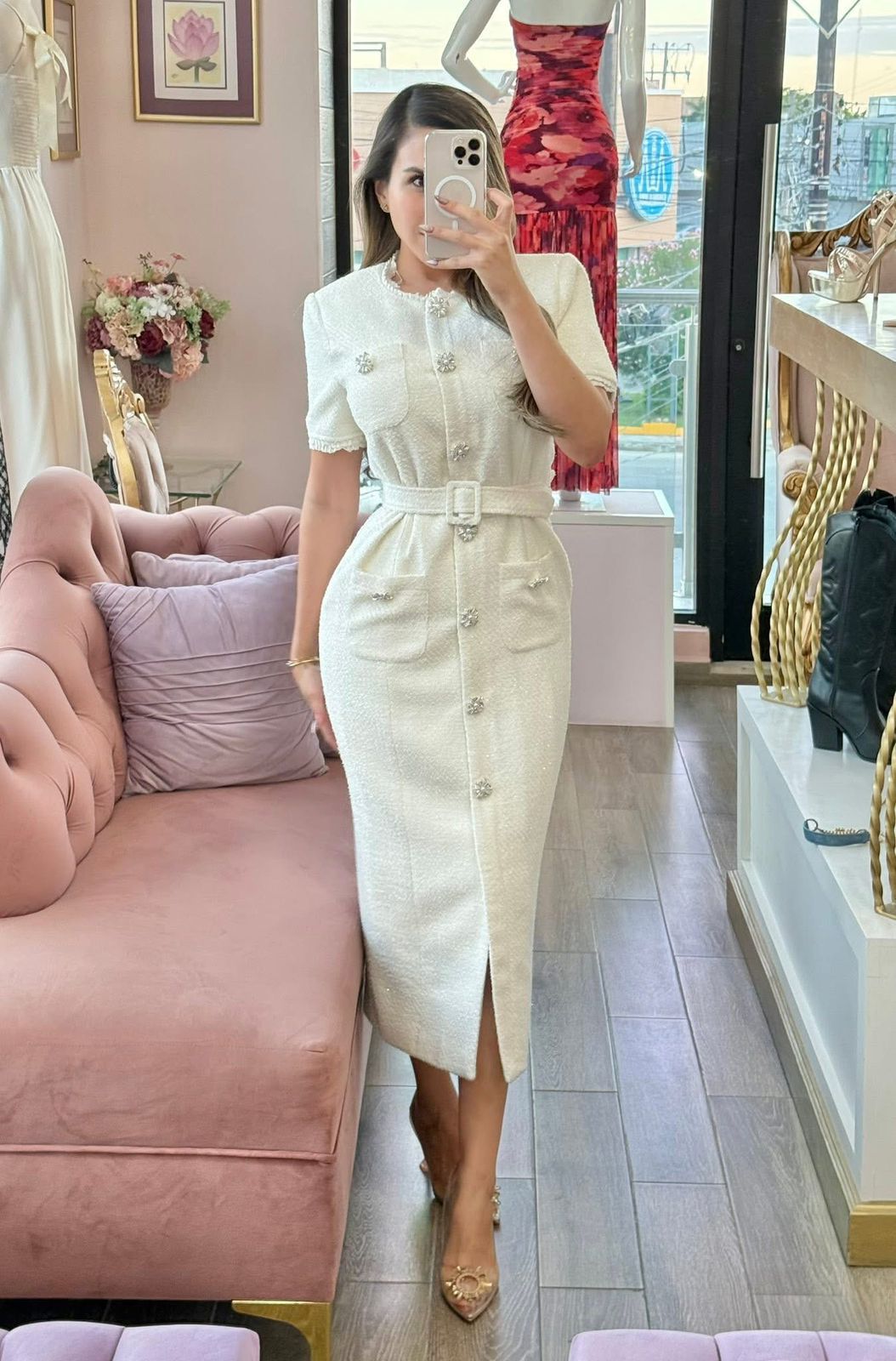 Vestido midi de tweed con botones decorativos y cinto