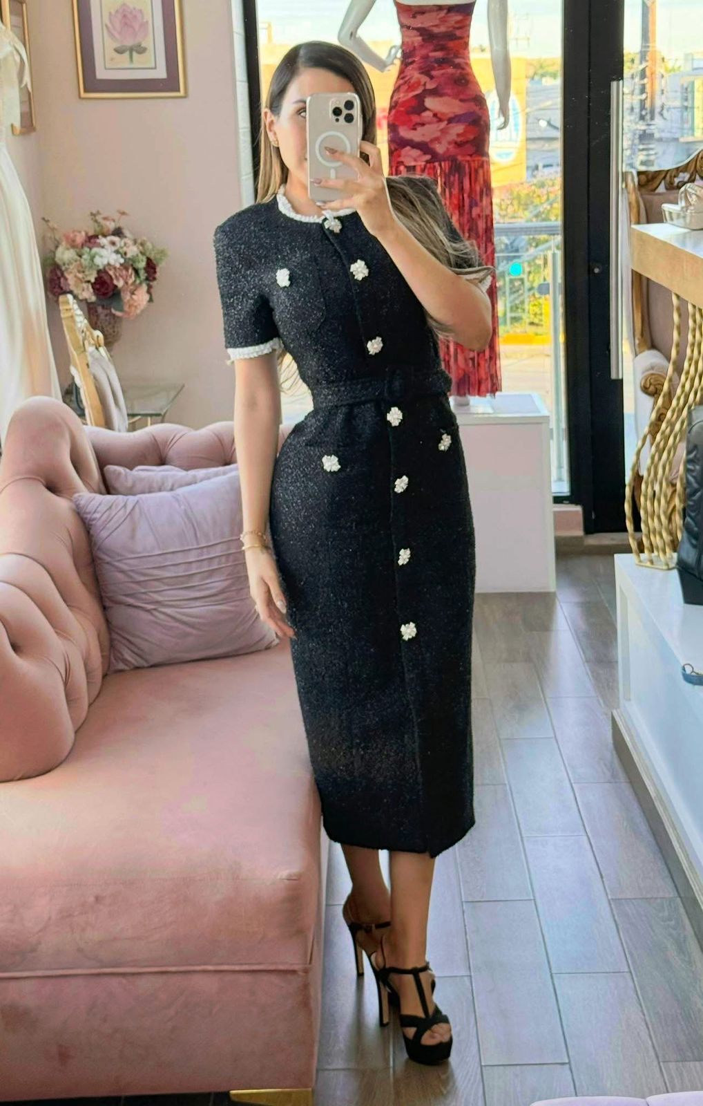 Vestido midi de tweed con botones decorativos y cinto