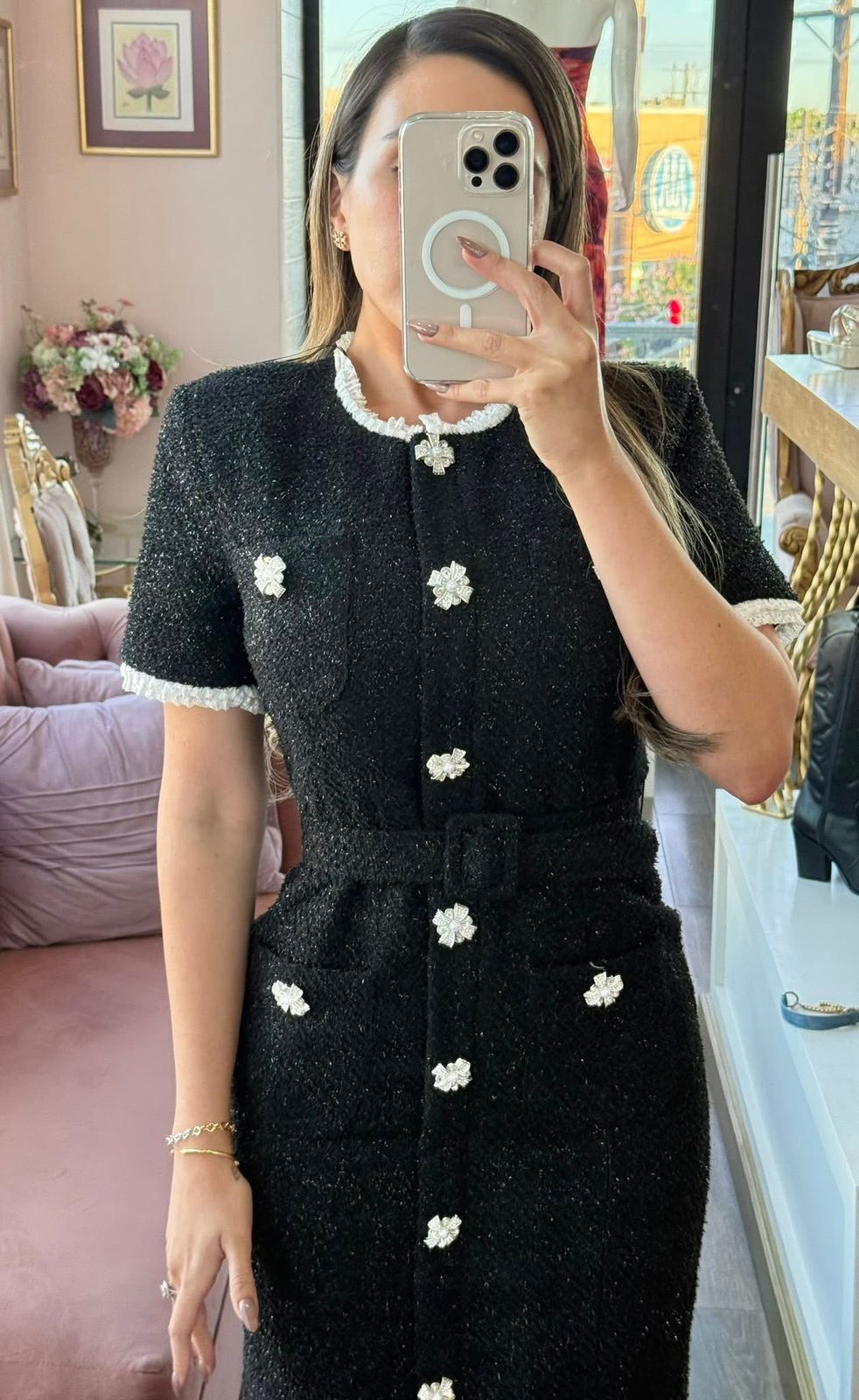 Vestido midi de tweed con botones decorativos y cinto