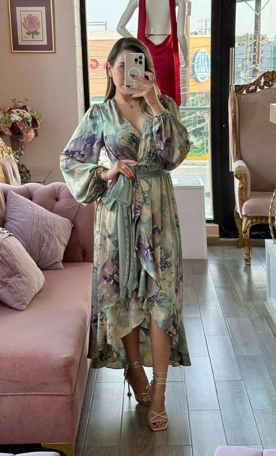 Vestido midi satinado cruzado con estampado floral difuminado