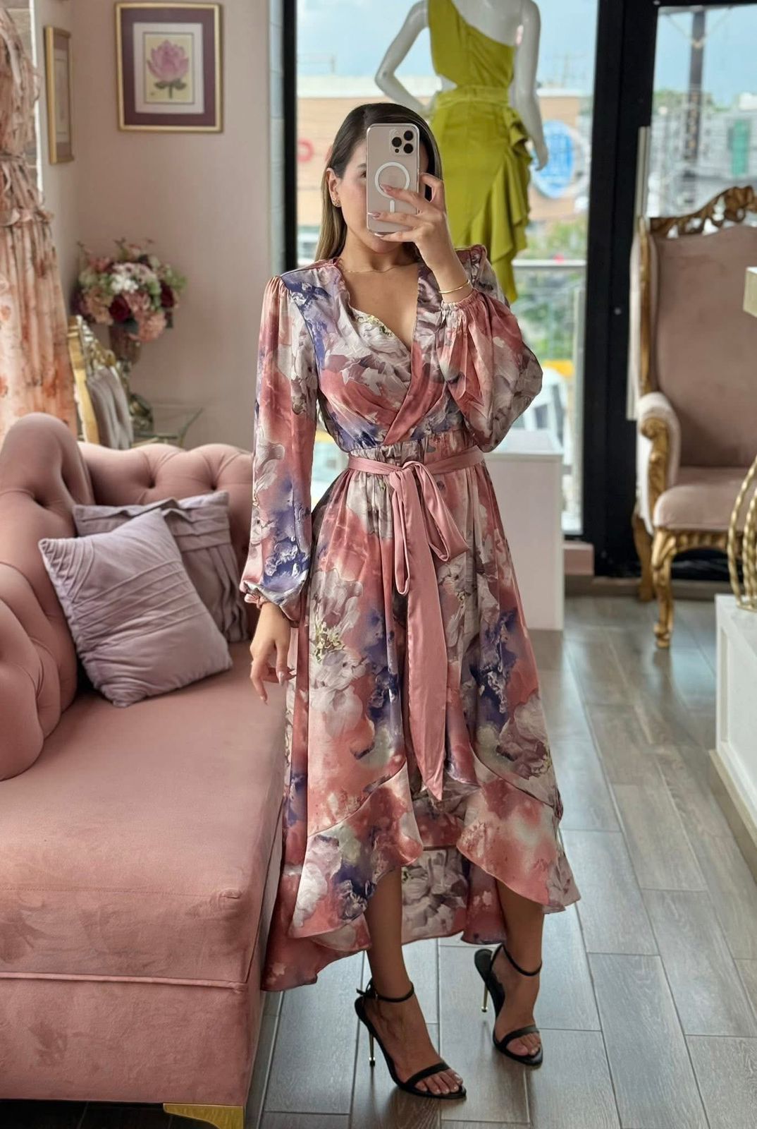 Vestido midi satinado cruzado con estampado floral difuminado