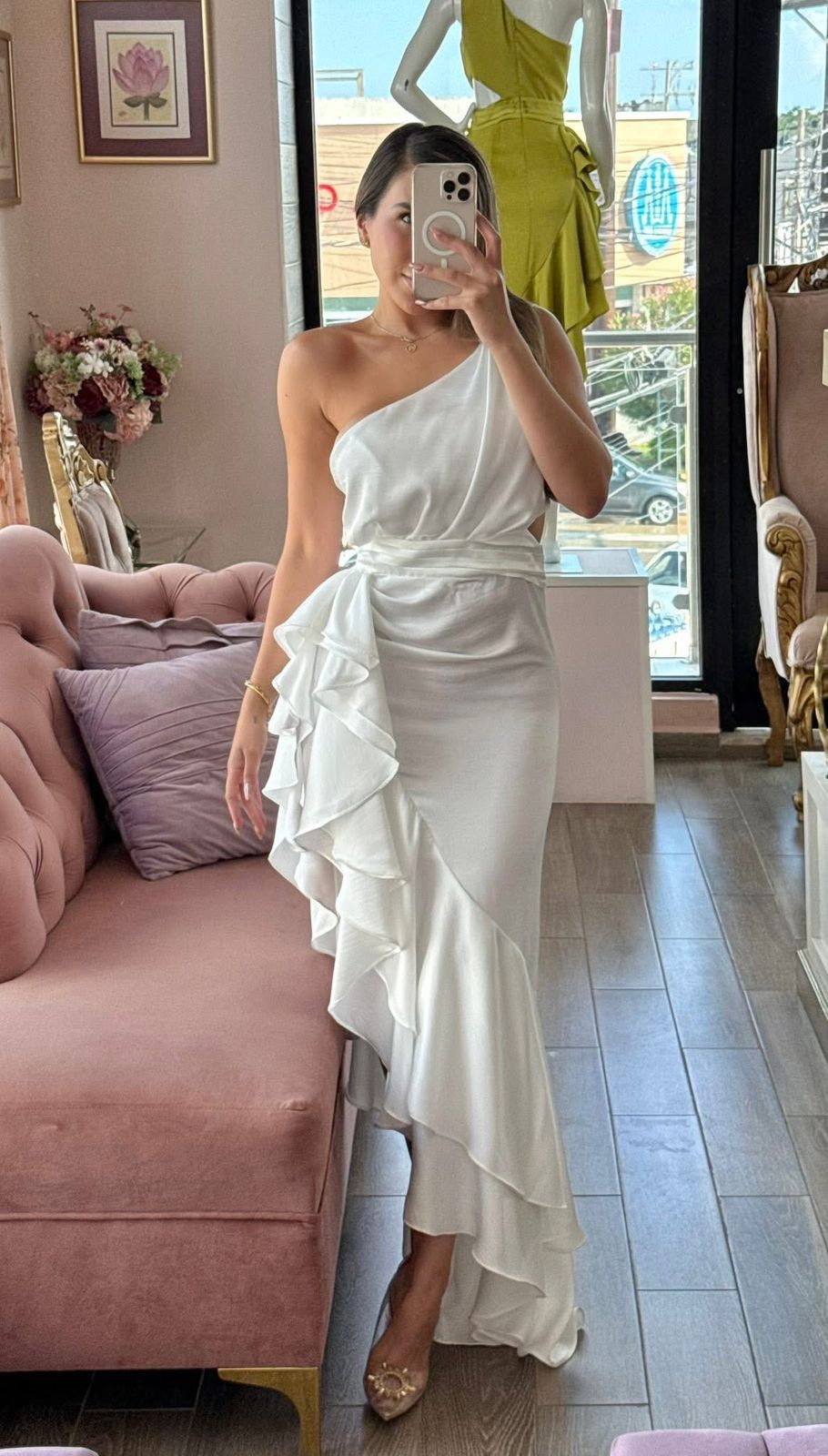 Vestido largo de un solo hombro con corte asimétrico