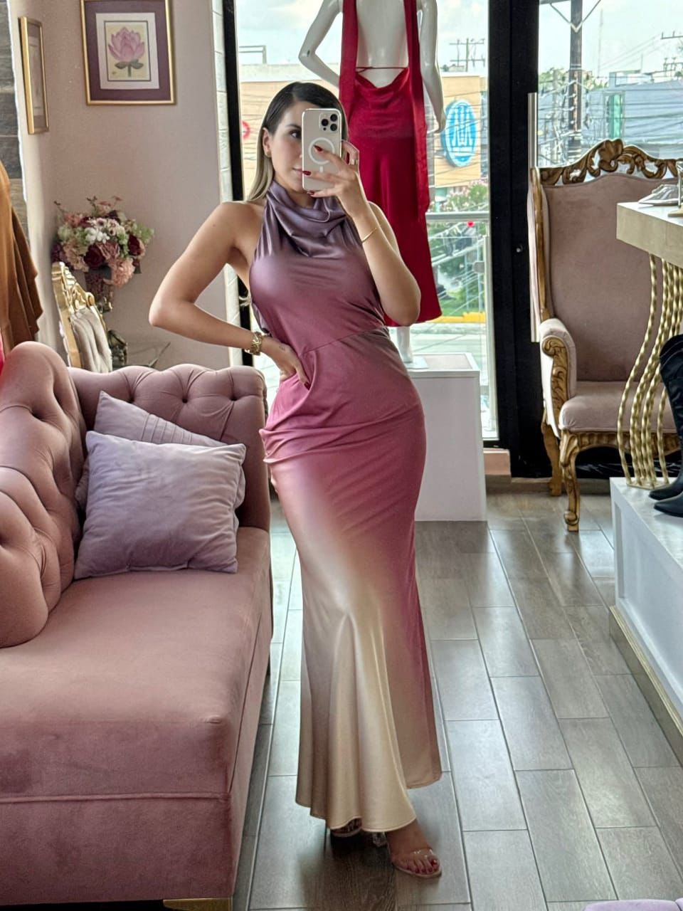 Vestido largo satinado con cuello halter y efecto degradado