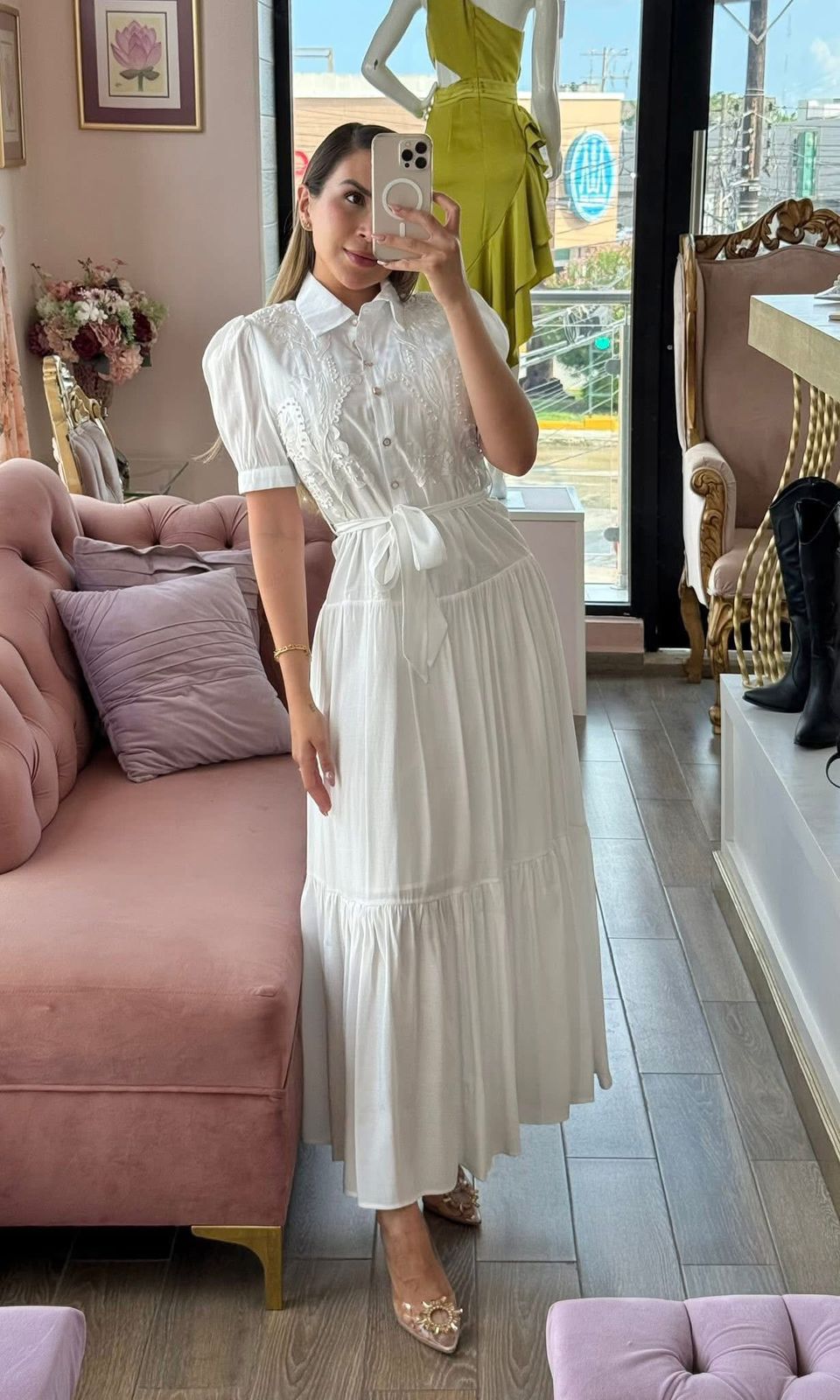 Vestido largo camisero con encaje y caída fluida en capas