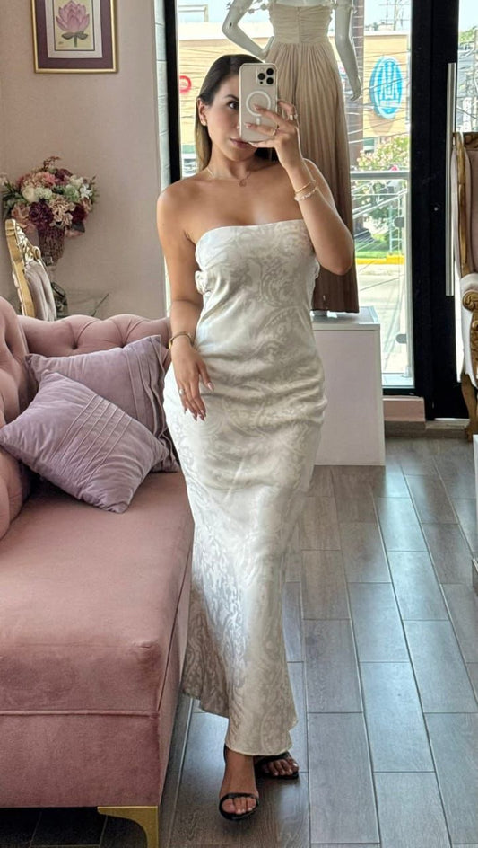 Vestido largo satinado strapless y estampado