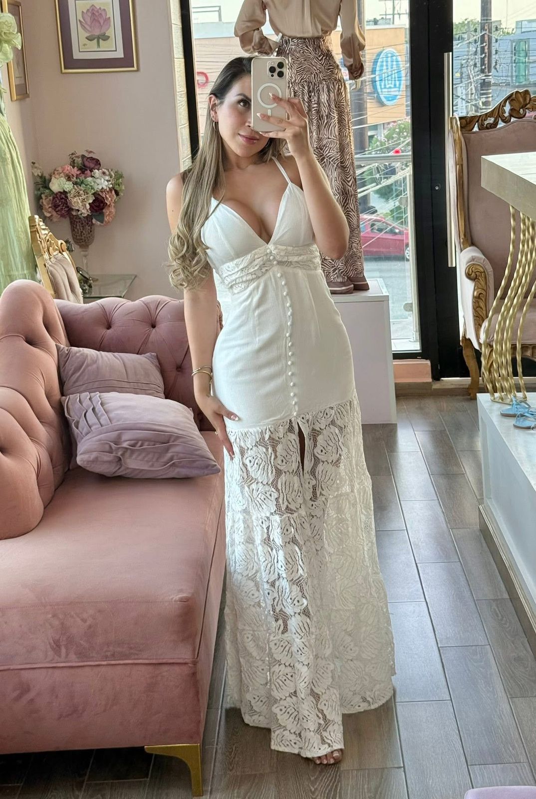 Vestido largo con escote en v profundo y encaje inferior