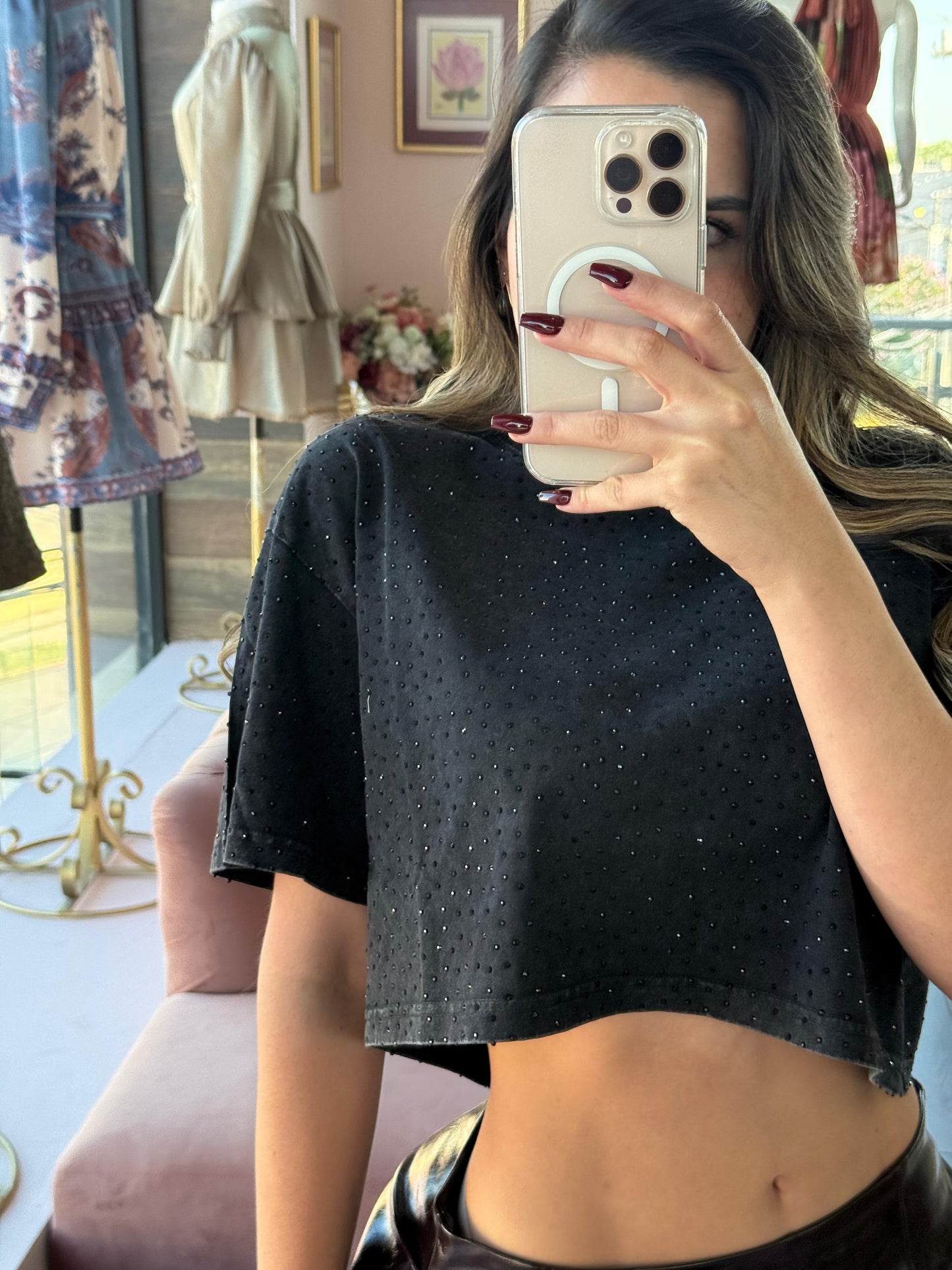 Top corto con aplicaciones brillantes