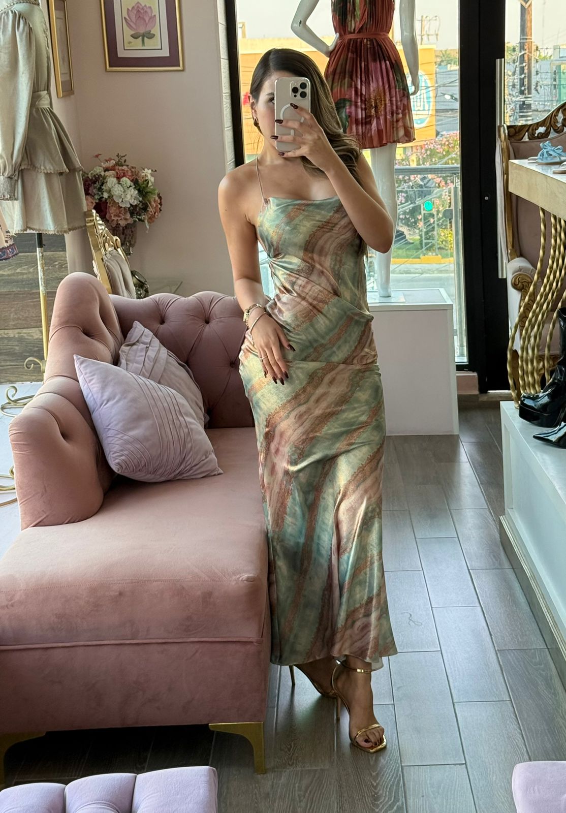 Vestido largo satinado con estampado marmoleado