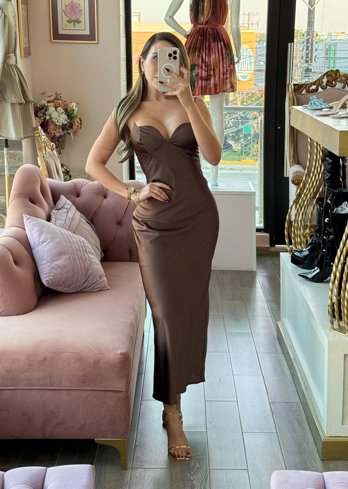 Vestido satinado con escote corazón