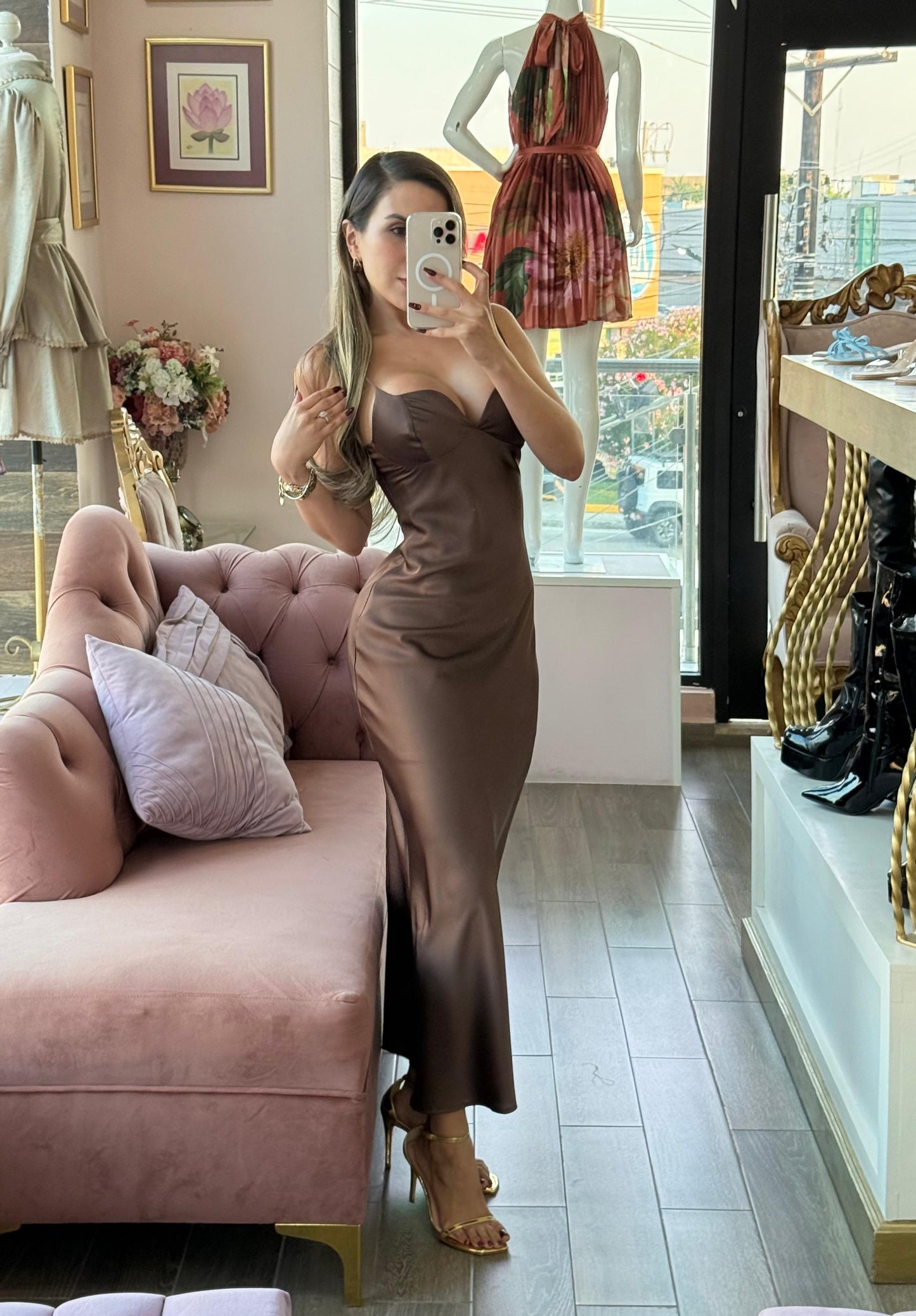 Vestido satinado con escote corazón