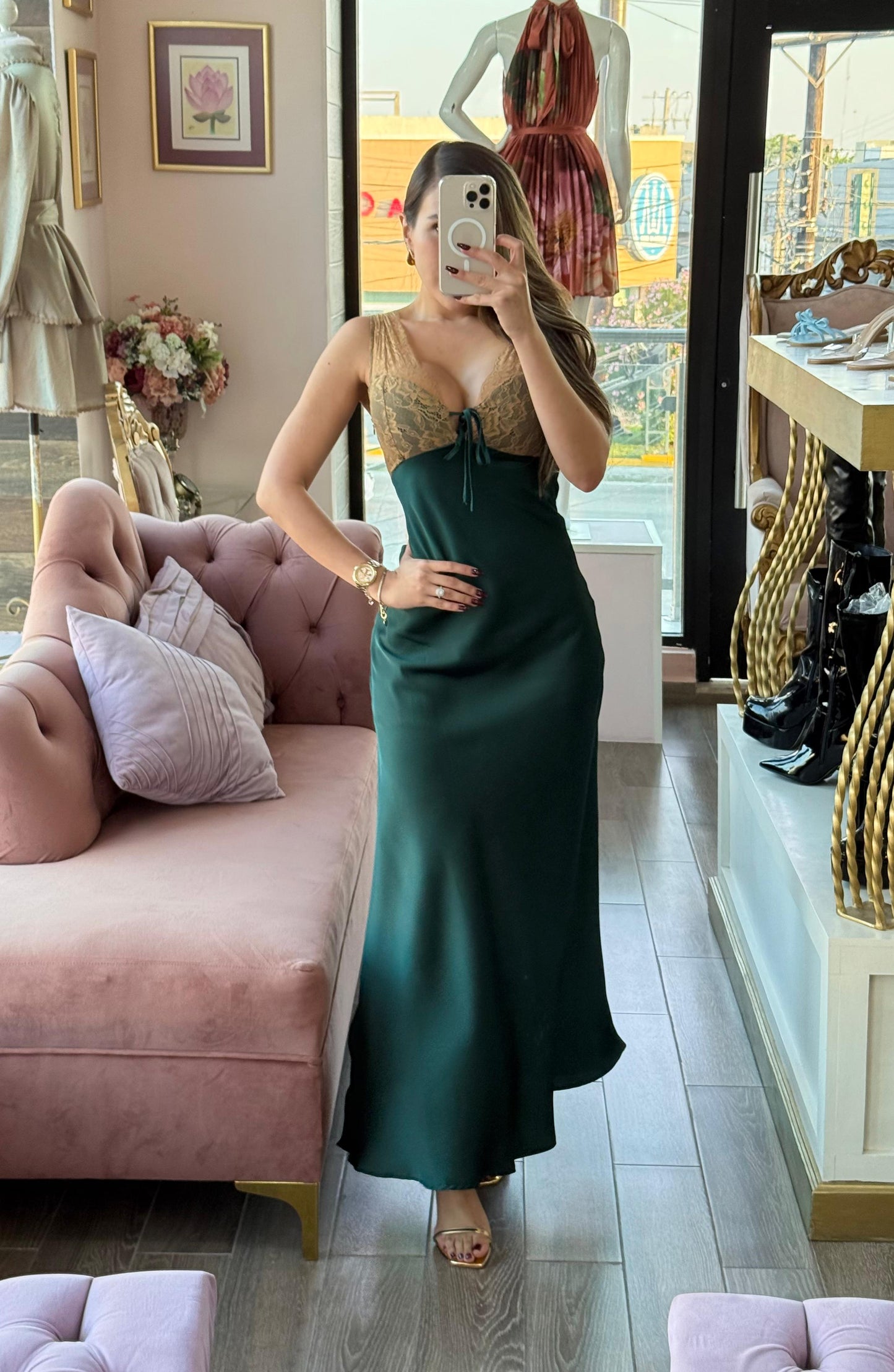 Vestido largo liso satinado con tirantes de encaje