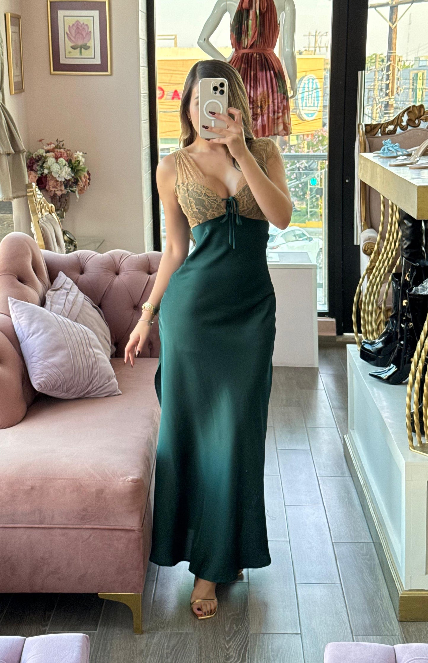 Vestido largo liso satinado con tirantes de encaje