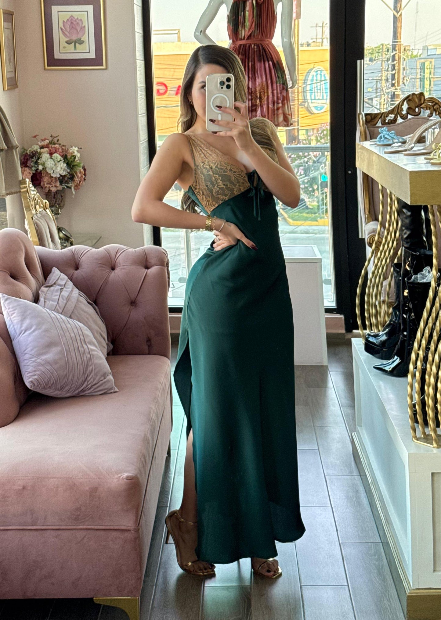 Vestido largo liso satinado con tirantes de encaje