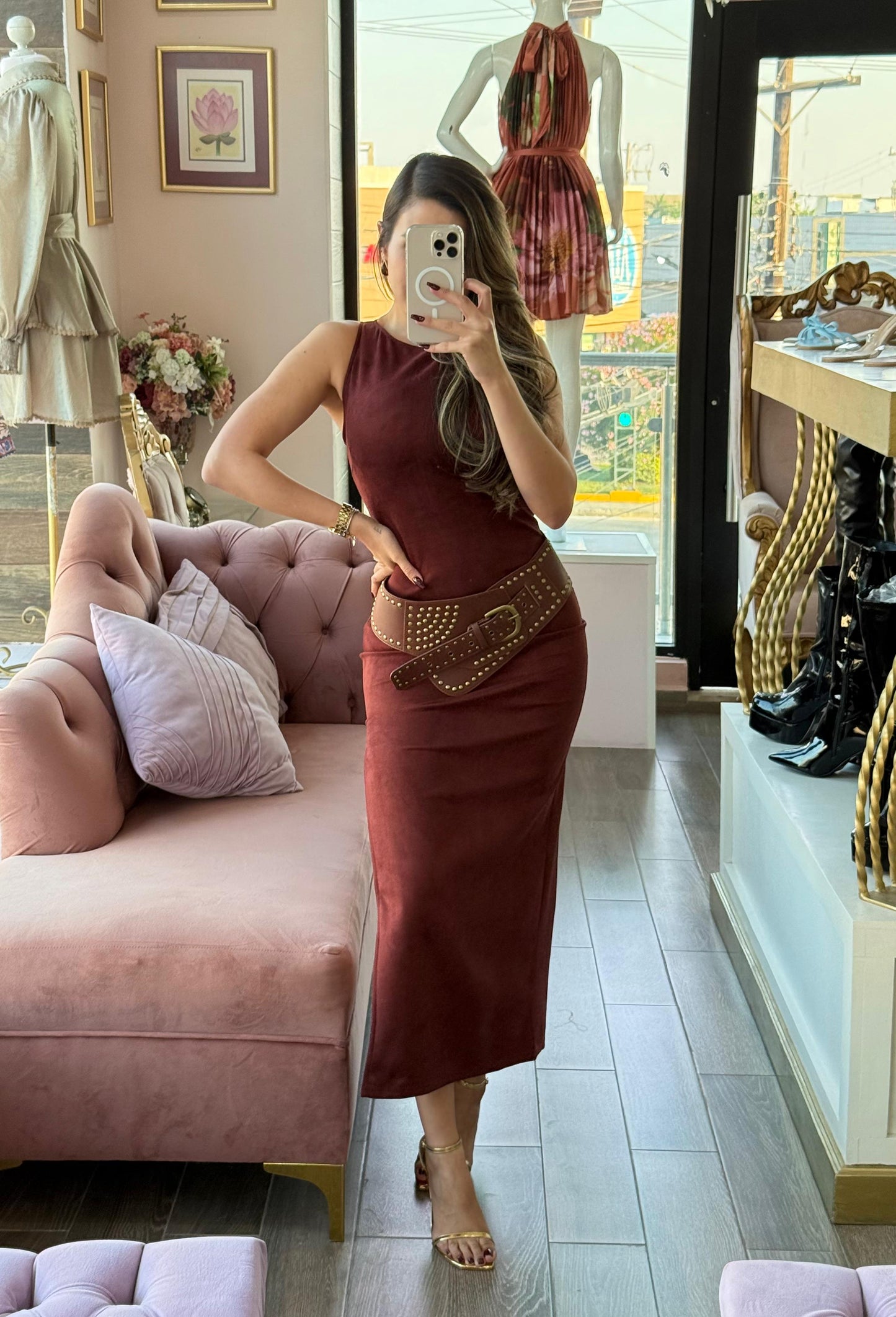 Vestido midi y cinto ancho con aplicaciones metálicas