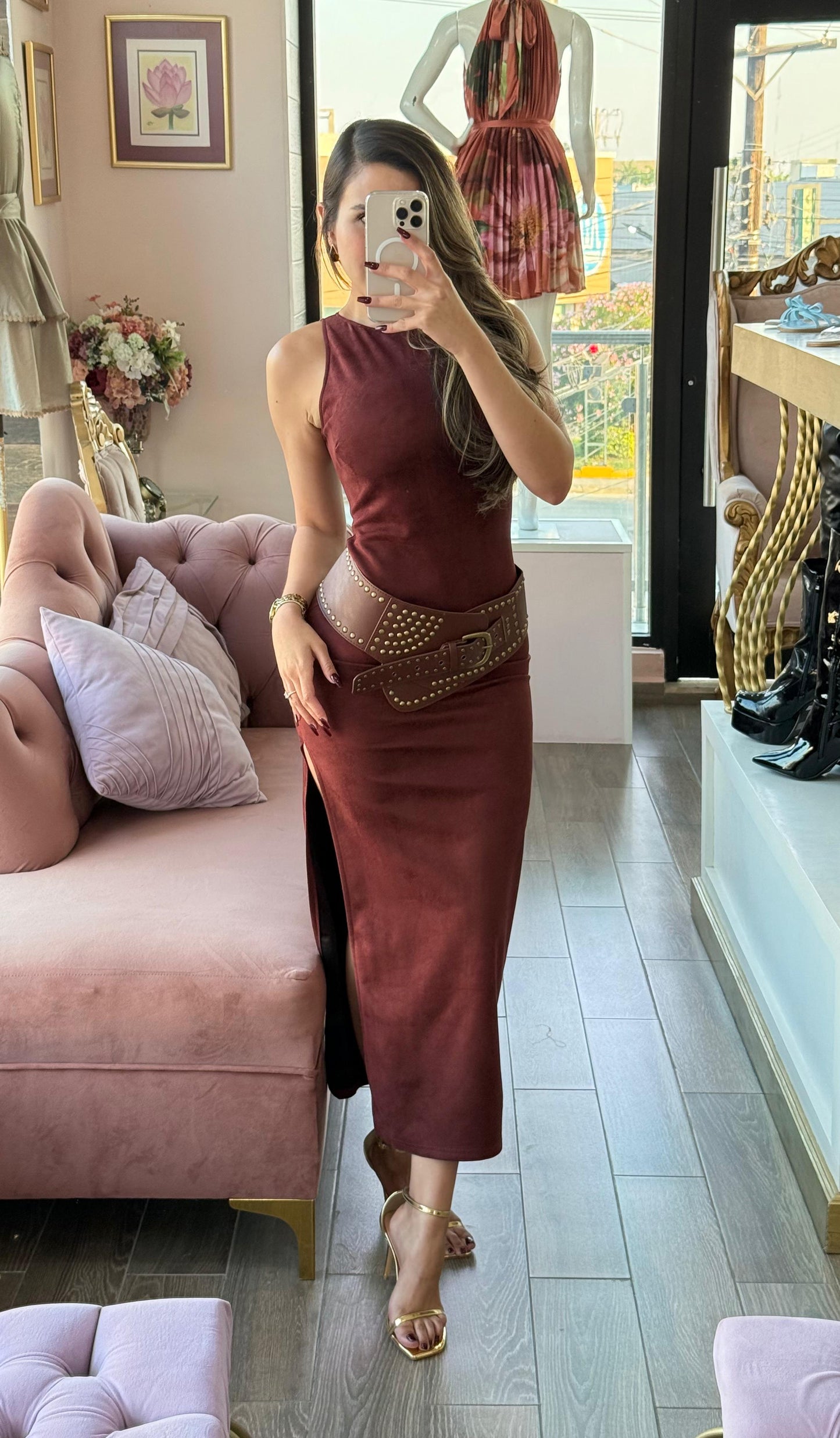 Vestido midi y cinto ancho con aplicaciones metálicas