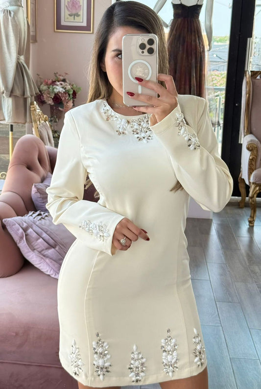 Vestido corto con detalles bordados de pedrería