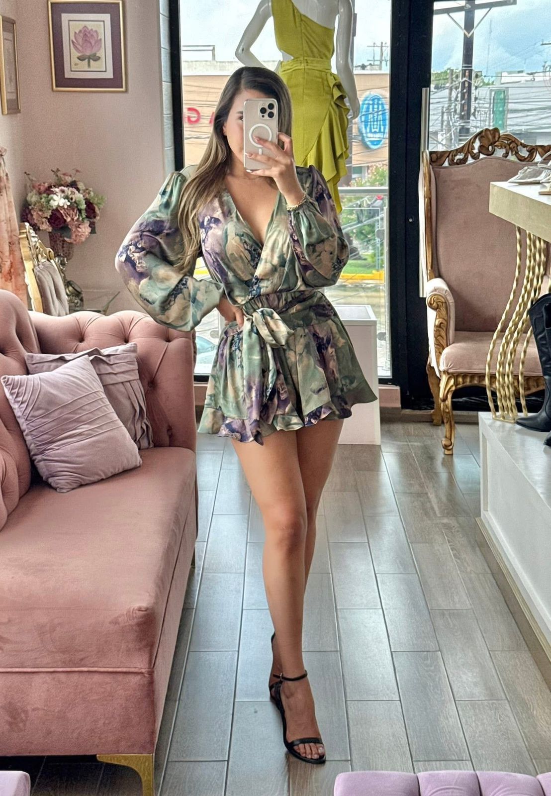 Jumpsuit corto con escote cruzado y estampado floral degradado