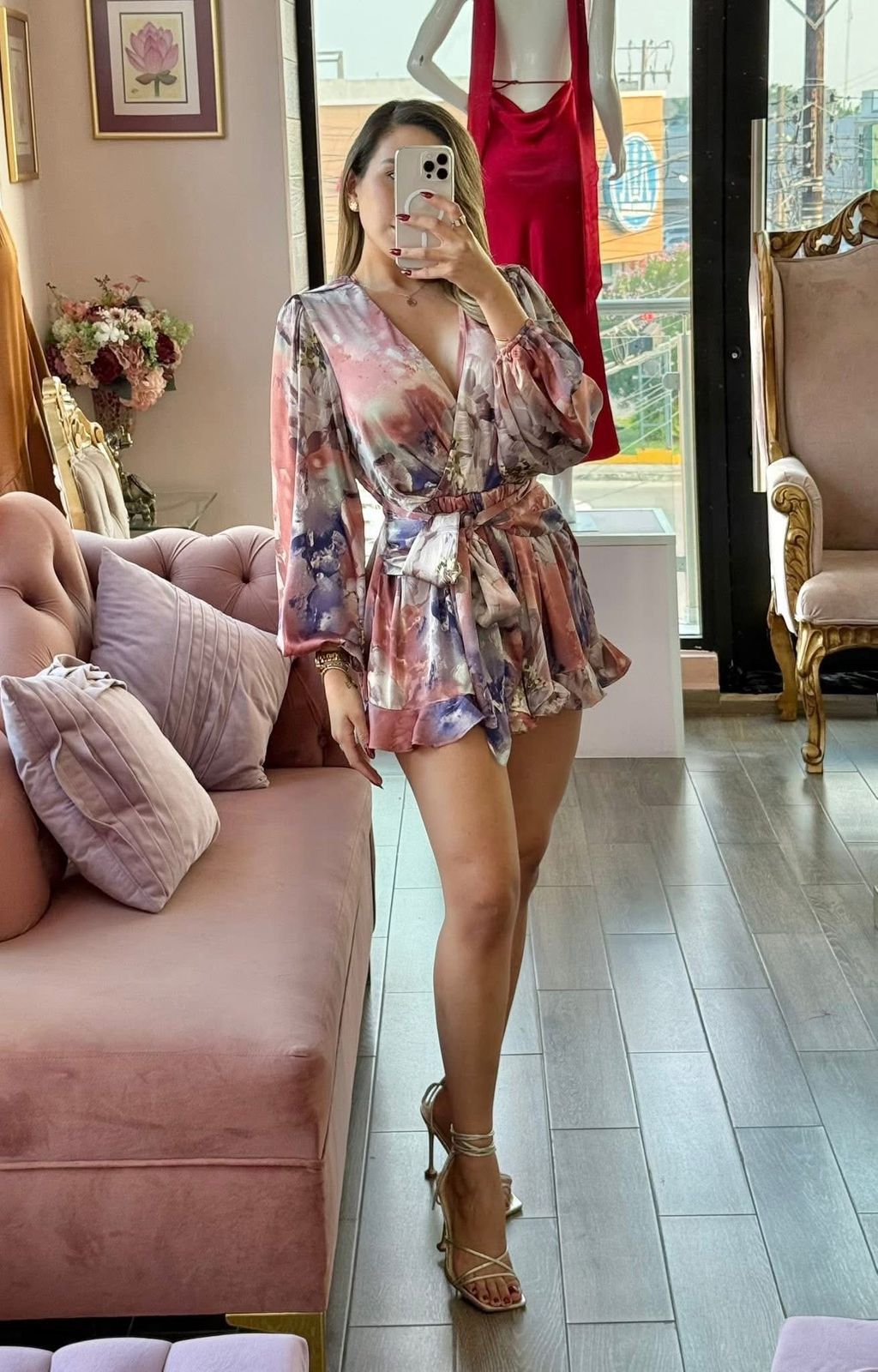 Jumpsuit corto con escote cruzado y estampado floral degradado