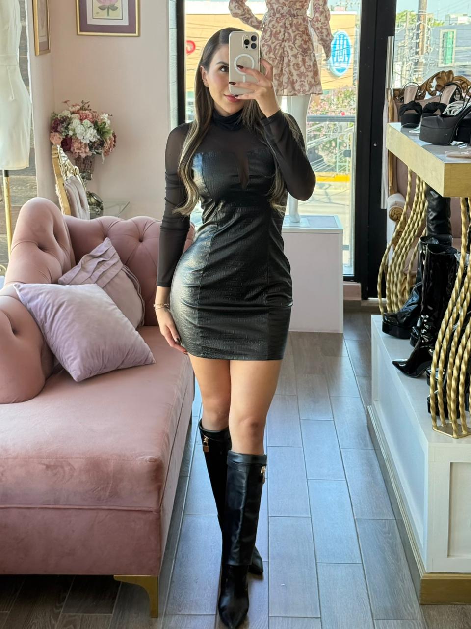 Vestido corto vinipiel con mezcla de malla