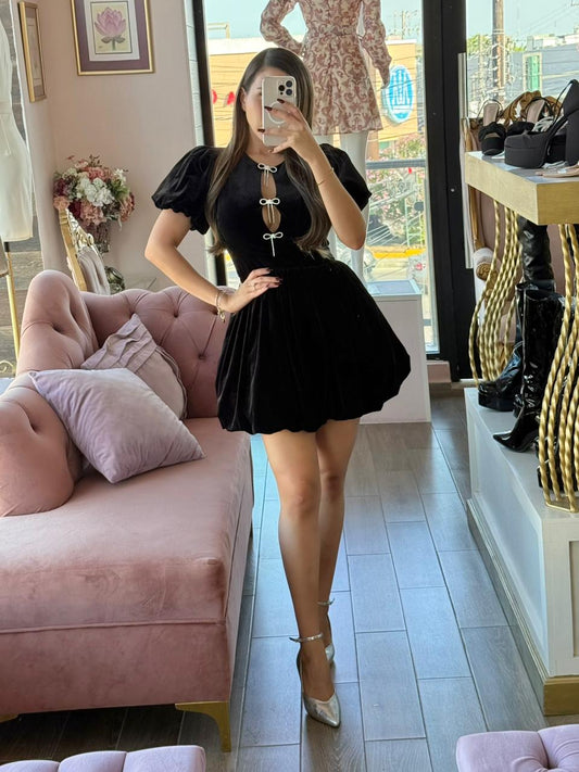 Vestido corto de terciopelo con detalles brillantes