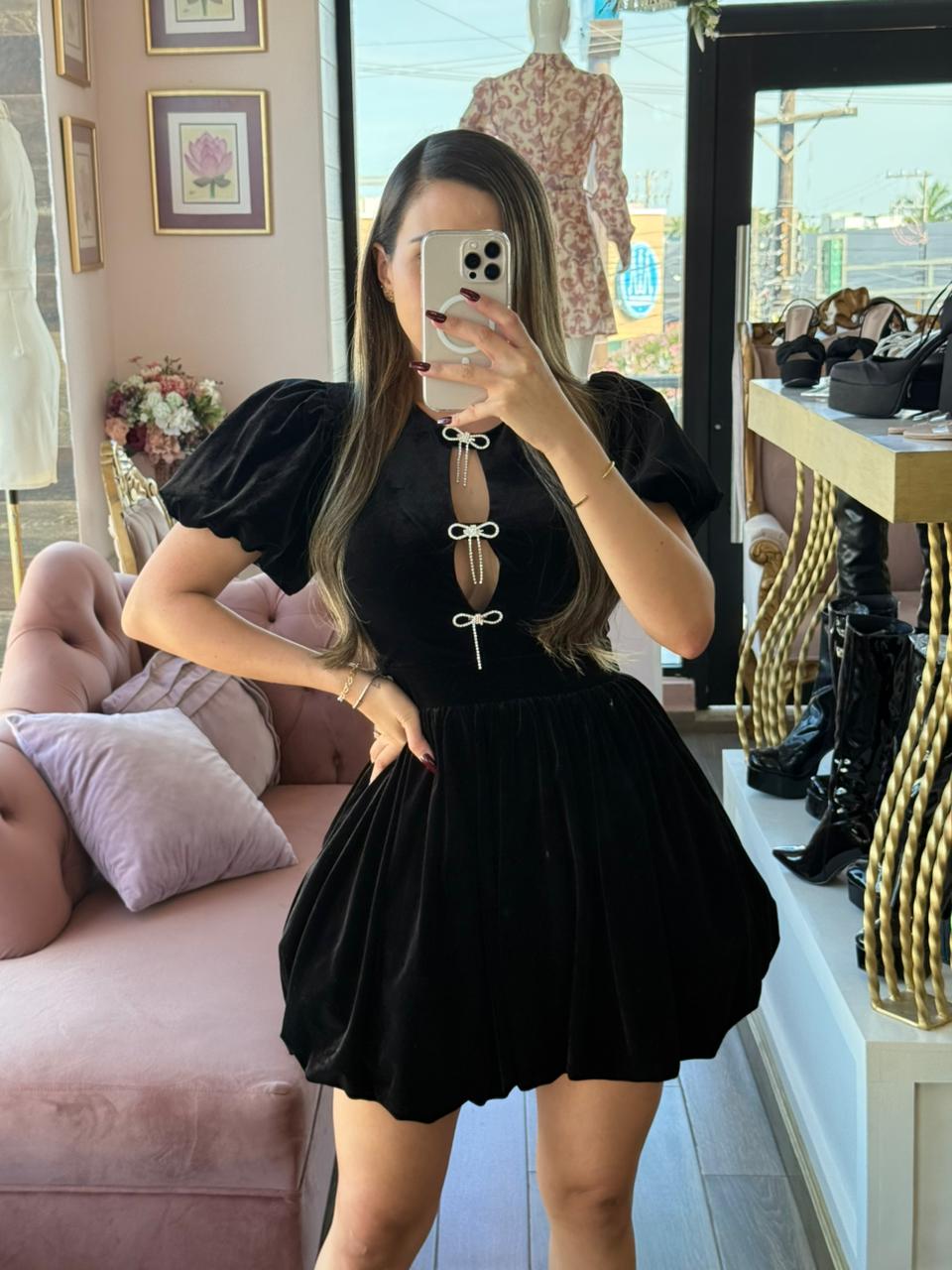 Vestido corto de terciopelo con detalles brillantes