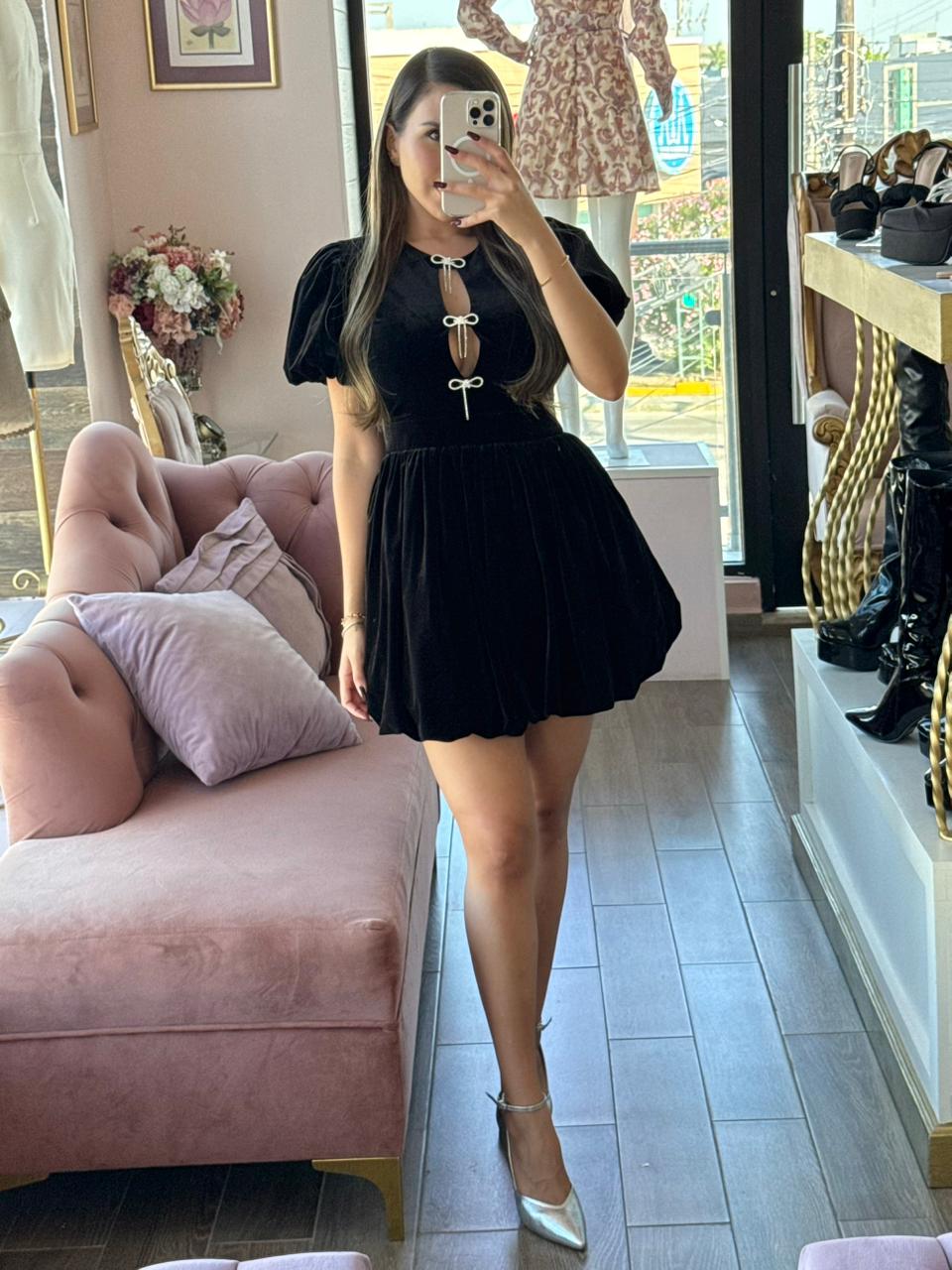 Vestido corto de terciopelo con detalles brillantes