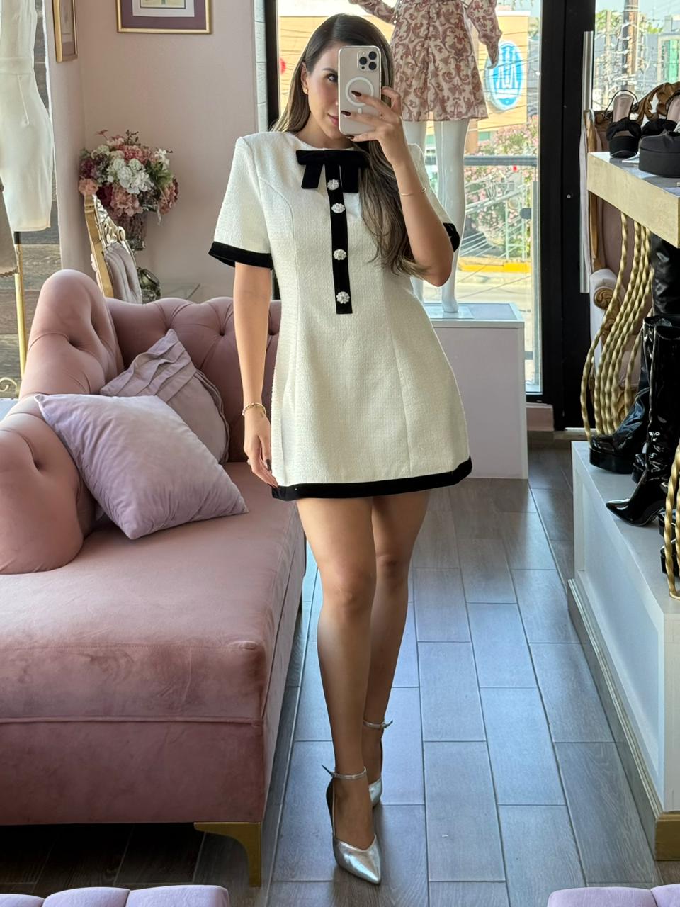 Vestido corto tweed con contraste en borde y cuello