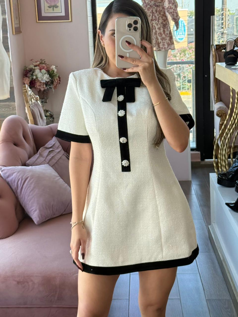 Vestido corto tweed con contraste en borde y cuello