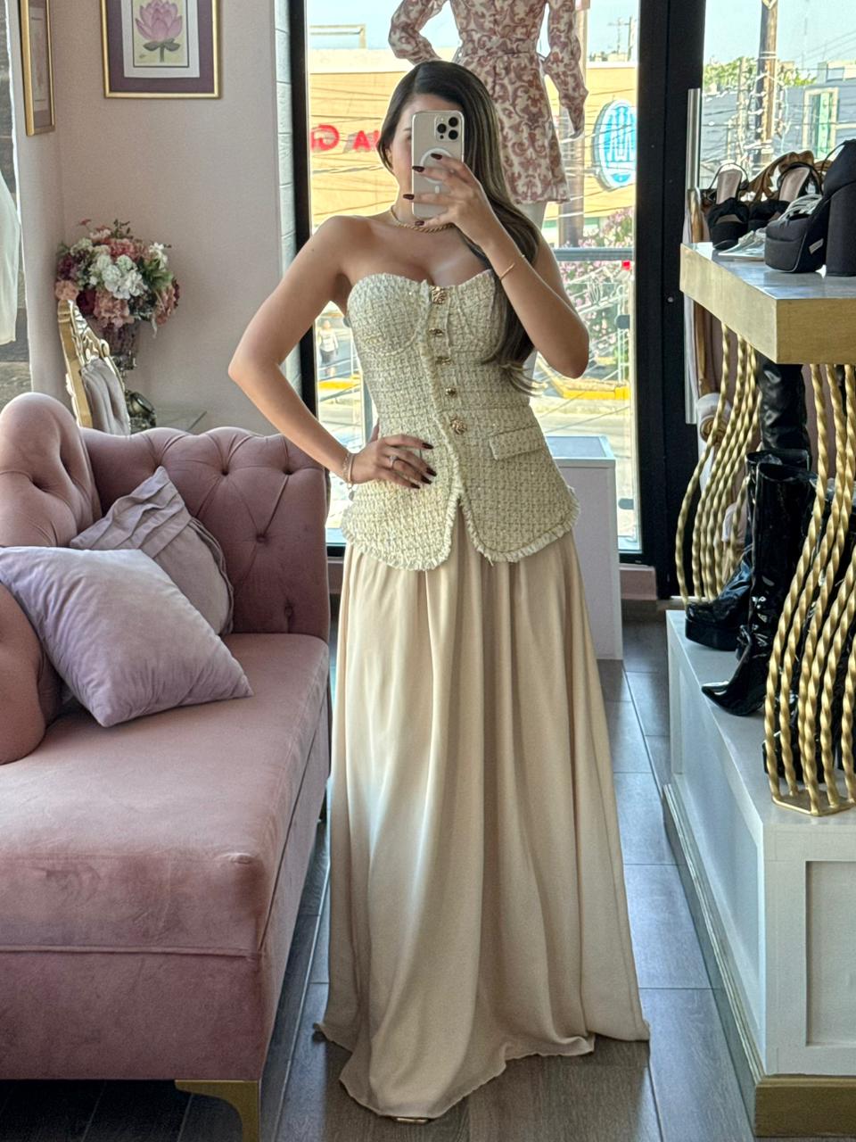 Vestido largo strapless tweed beige caída fluida