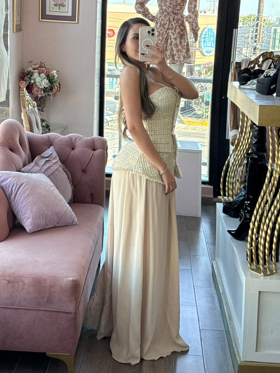 Vestido largo strapless tweed beige caída fluida