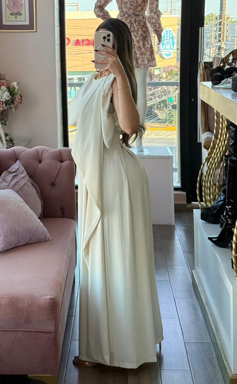 Palazzo de corte amplio con detalle lateral