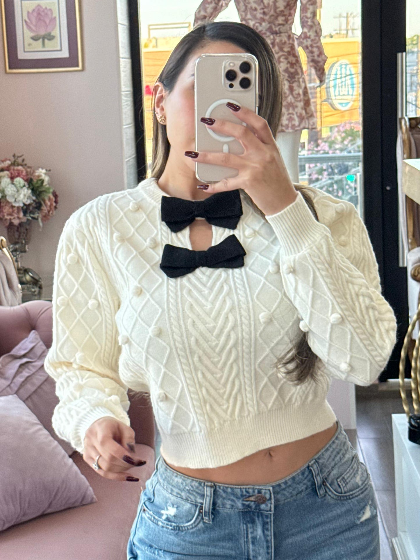 Suéter corto de punto con detalles de moños, pompones