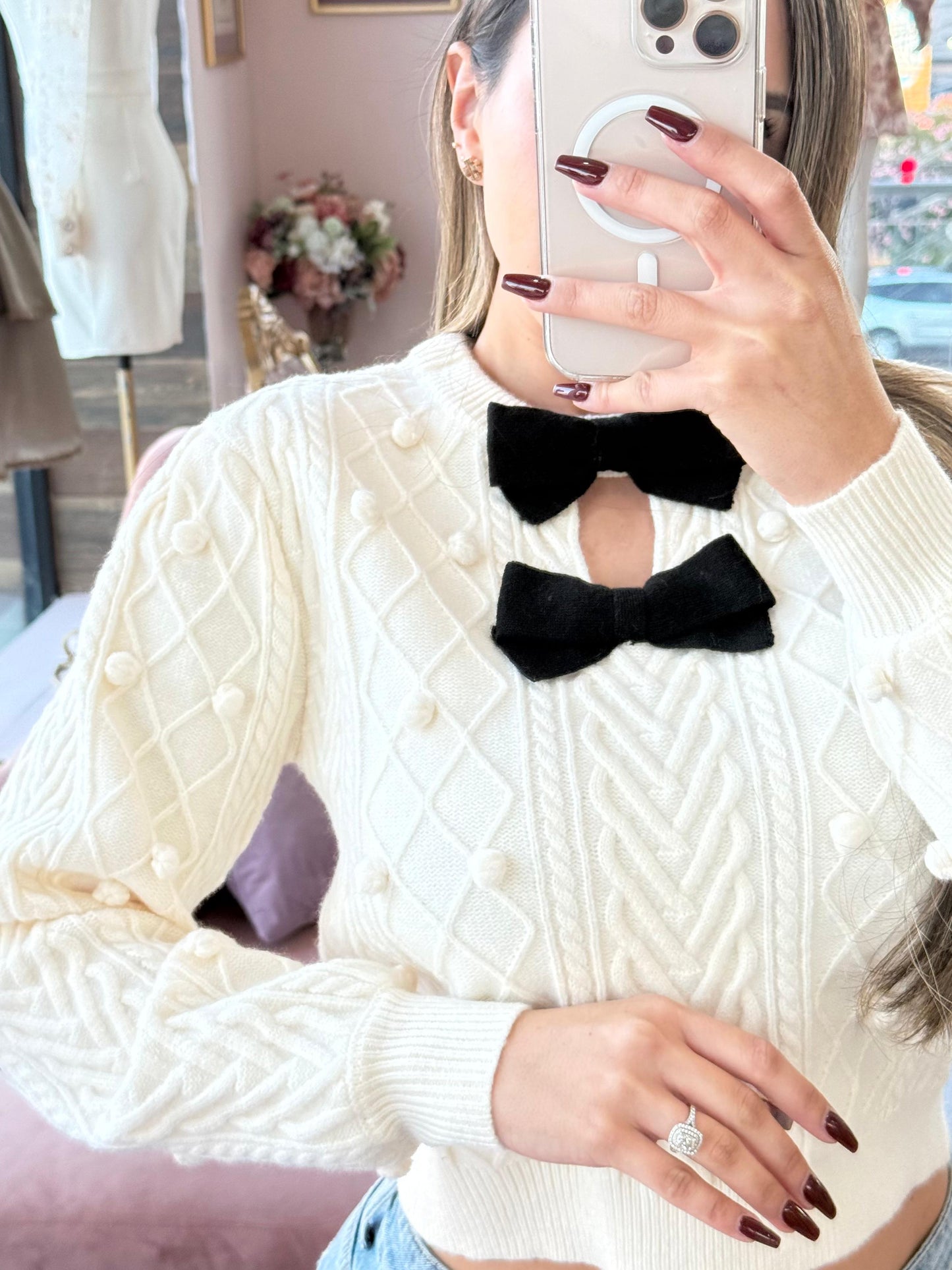 Suéter corto de punto con detalles de moños, pompones