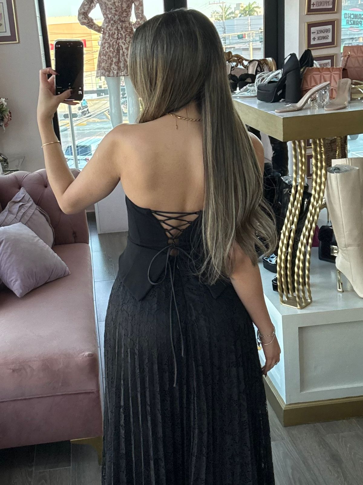 Vestido largo strapless con corset, caída plisada de encaje