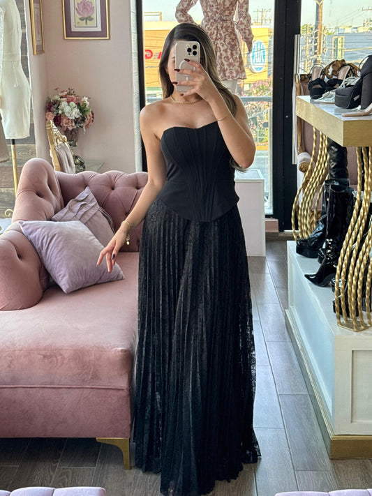 Vestido largo strapless con corset, caída plisada de encaje