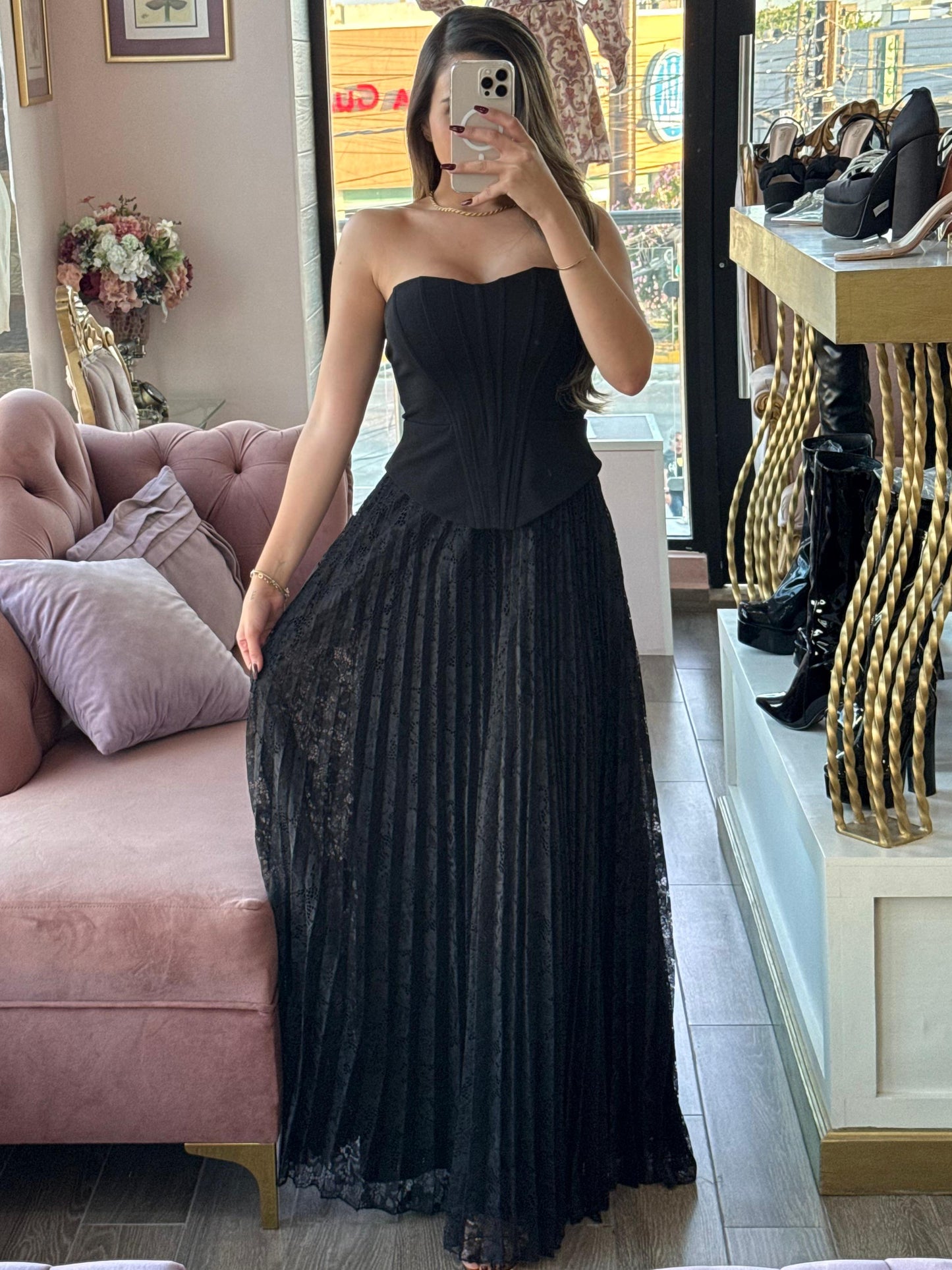 Vestido largo strapless con corset, caída plisada de encaje