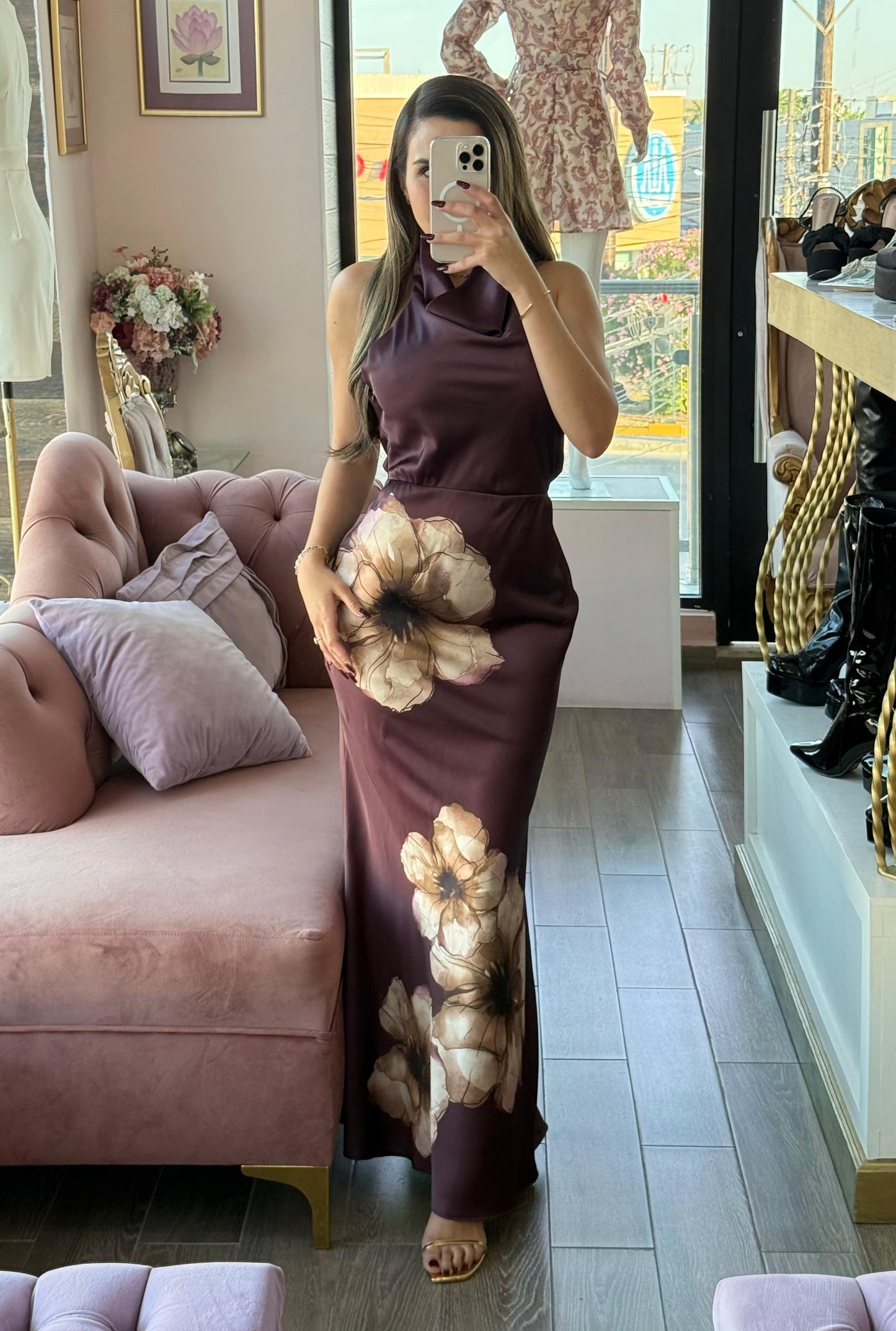 Vestido largo halter con flores en contraste