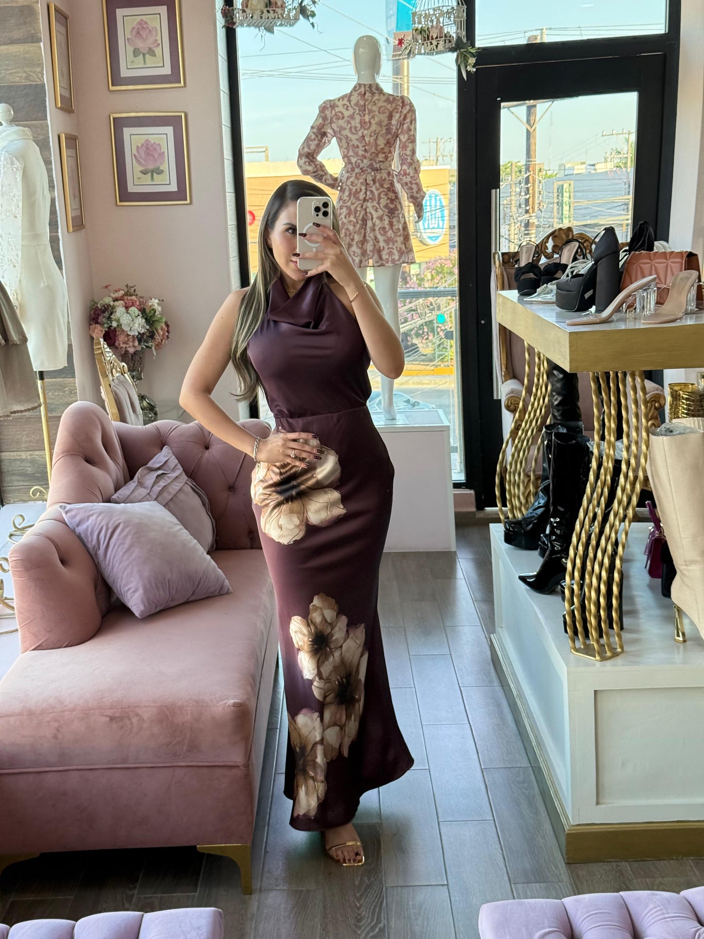 Vestido largo halter con flores en contraste