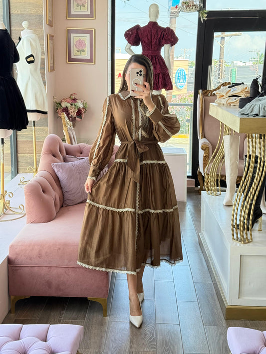 Vestido midi camisero con detalles de encaje en contraste