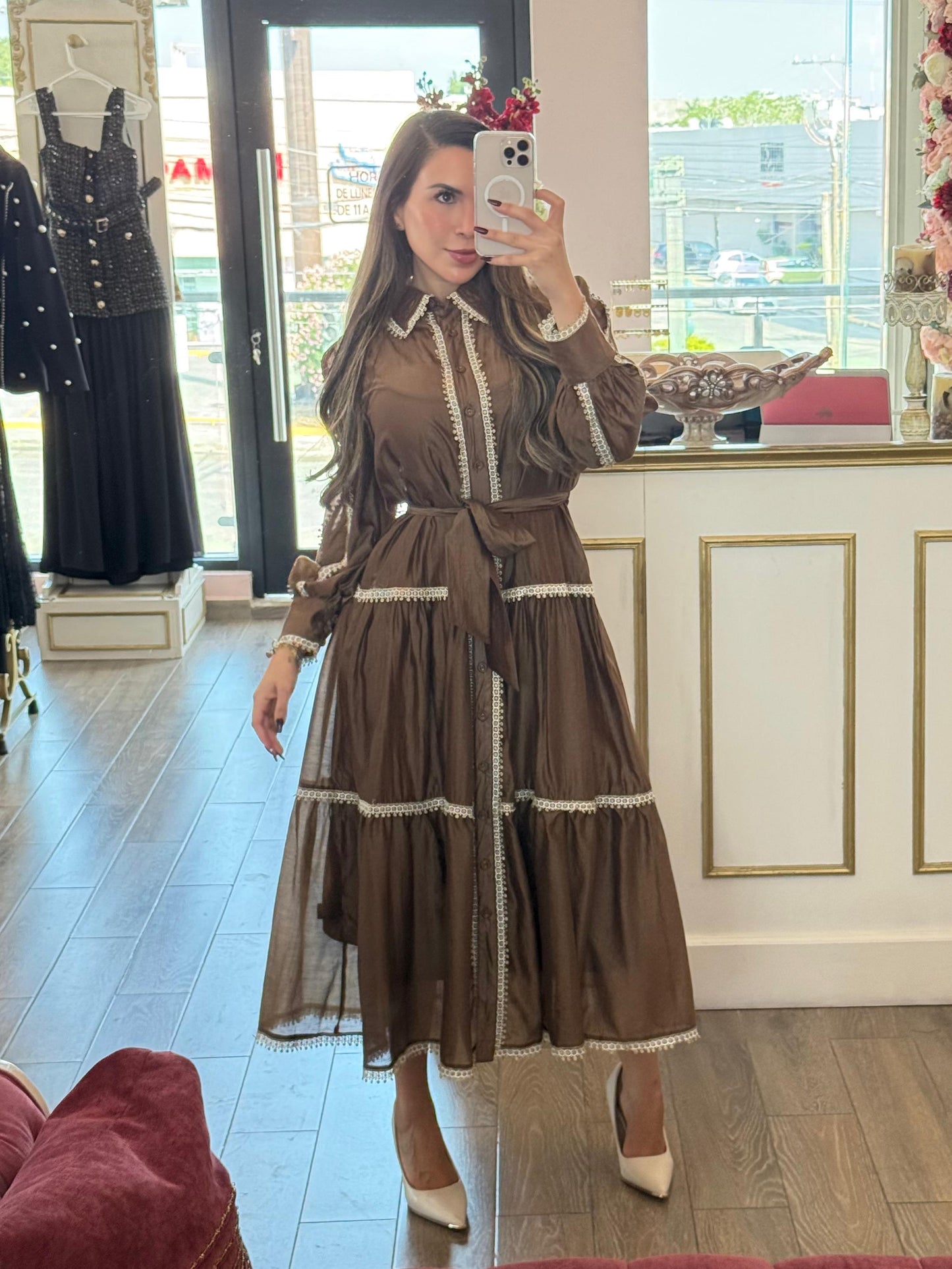 Vestido midi camisero con detalles de encaje en contraste