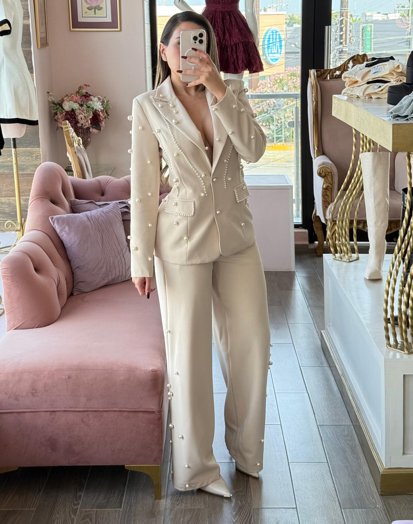Set beige con aplicaciones de perlas en blazer y pantalón