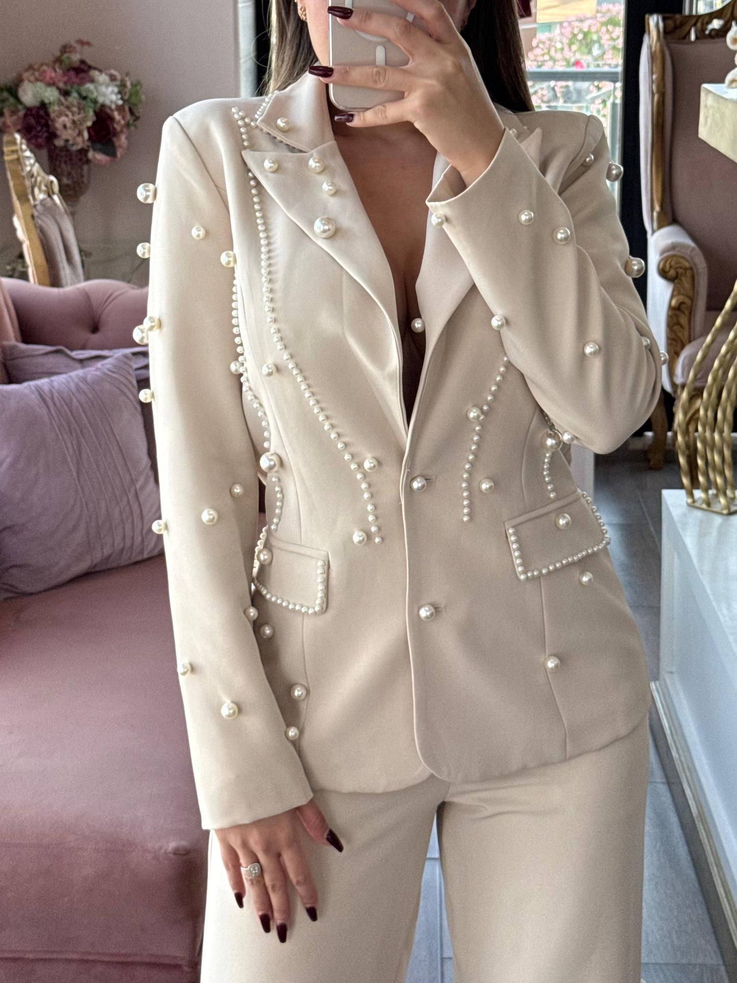Set beige con aplicaciones de perlas en blazer y pantalón
