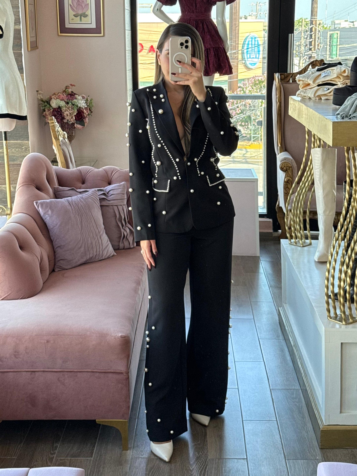 Set negro con aplicaciones de perlas en blazer y pantalón