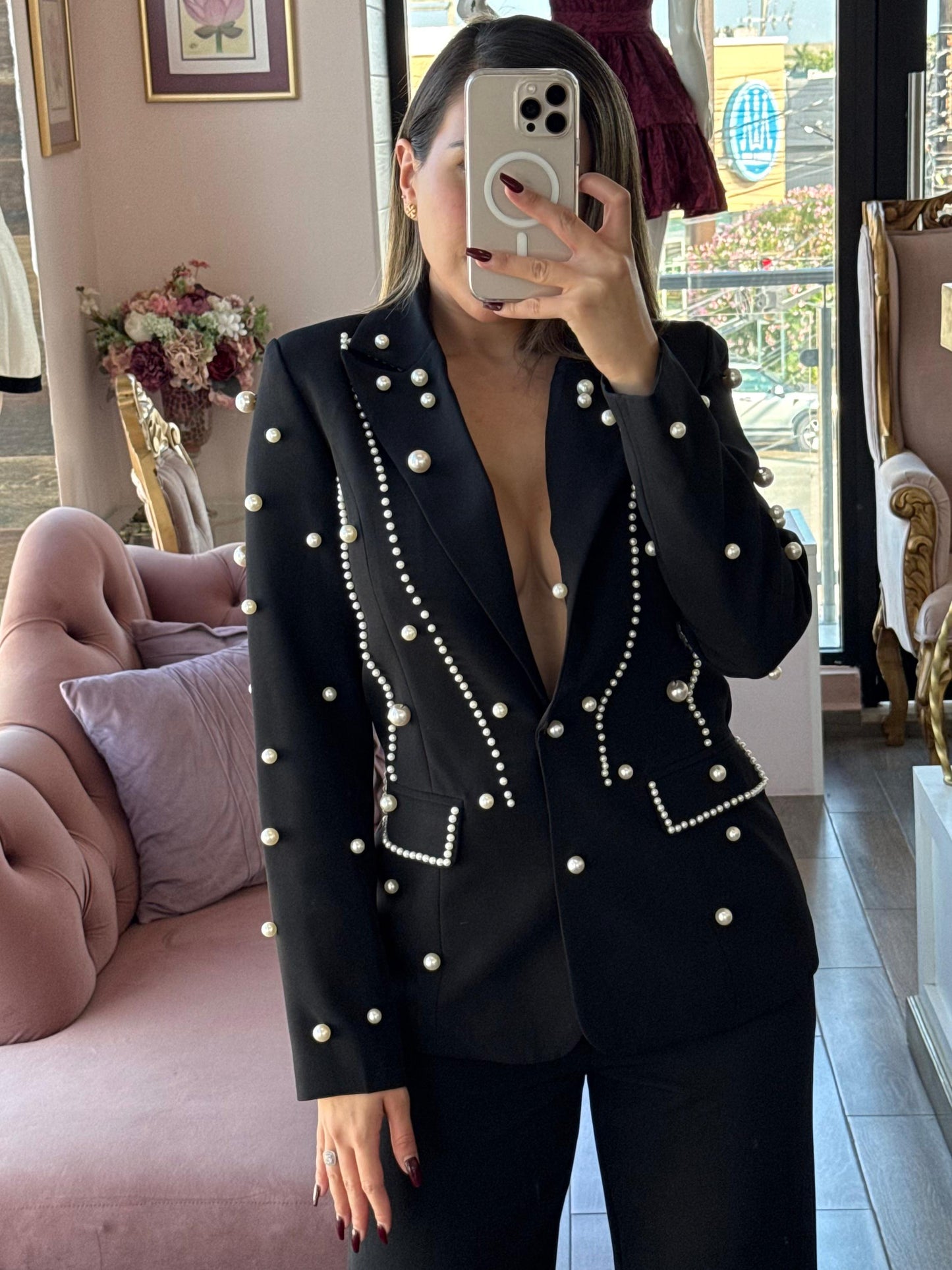 Set negro con aplicaciones de perlas en blazer y pantalón