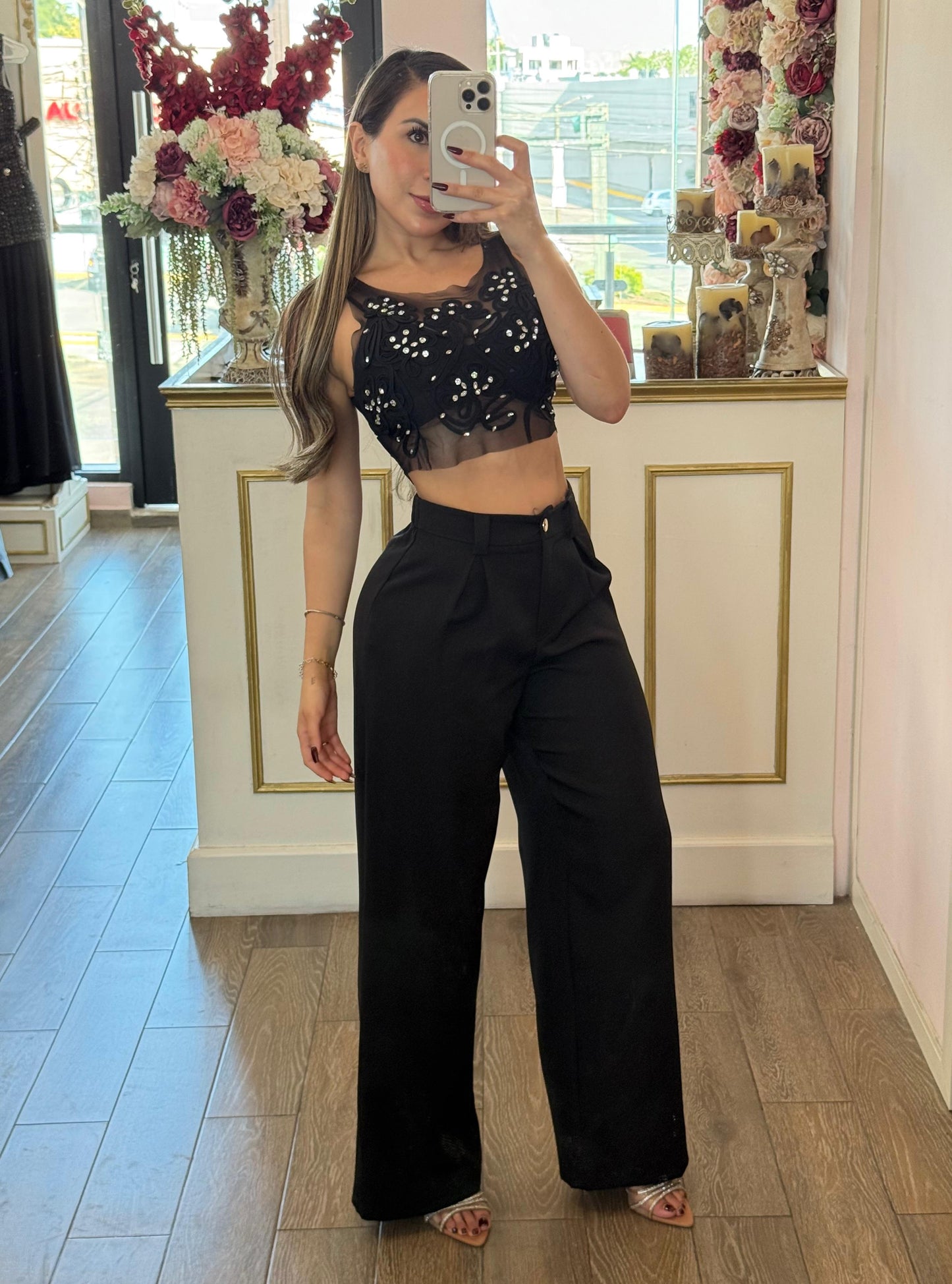 Set de transparencia negro con aplicaciones en top y pantalón amplio