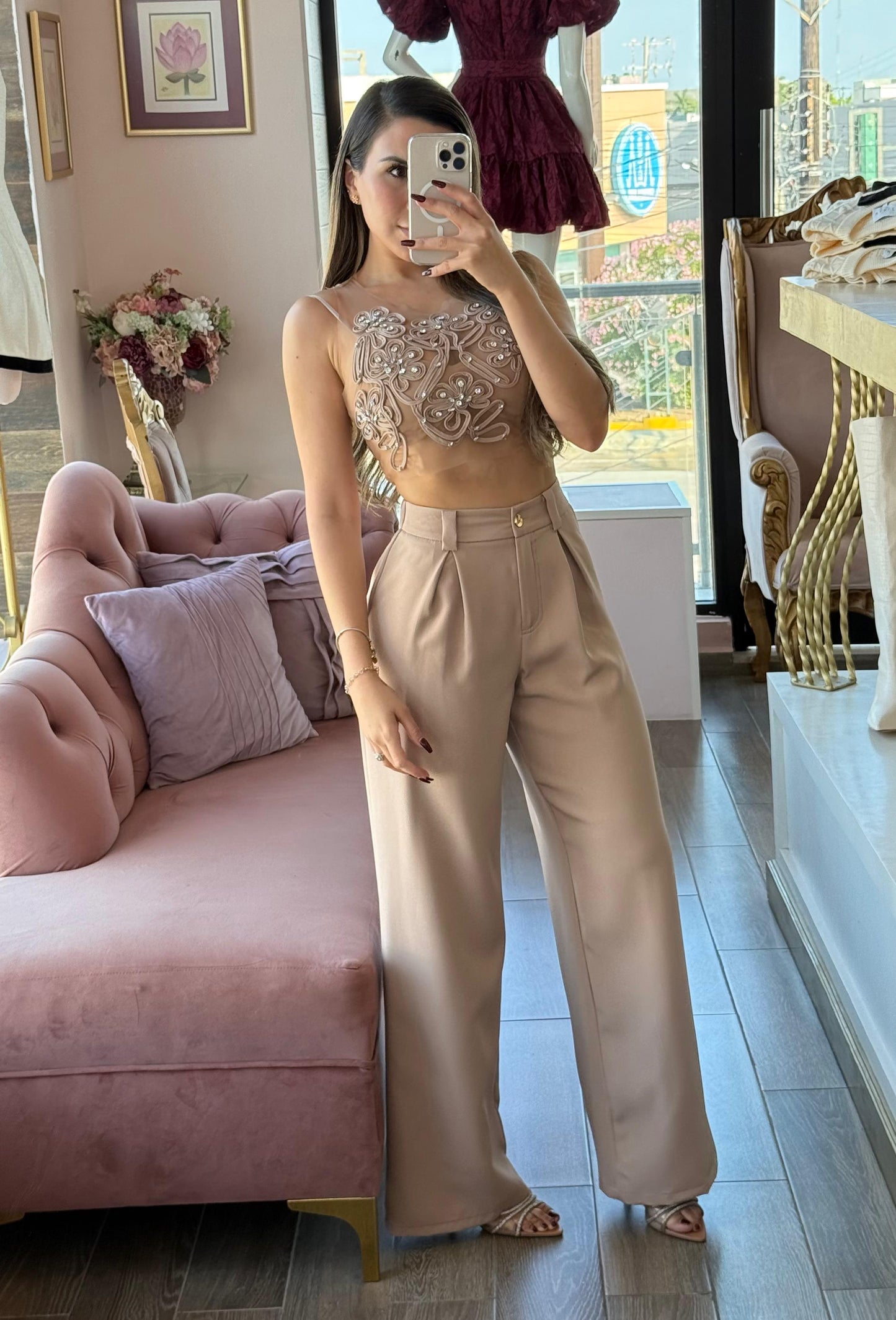 Set de transparencia beige con aplicaciones en top y pantalón amplio