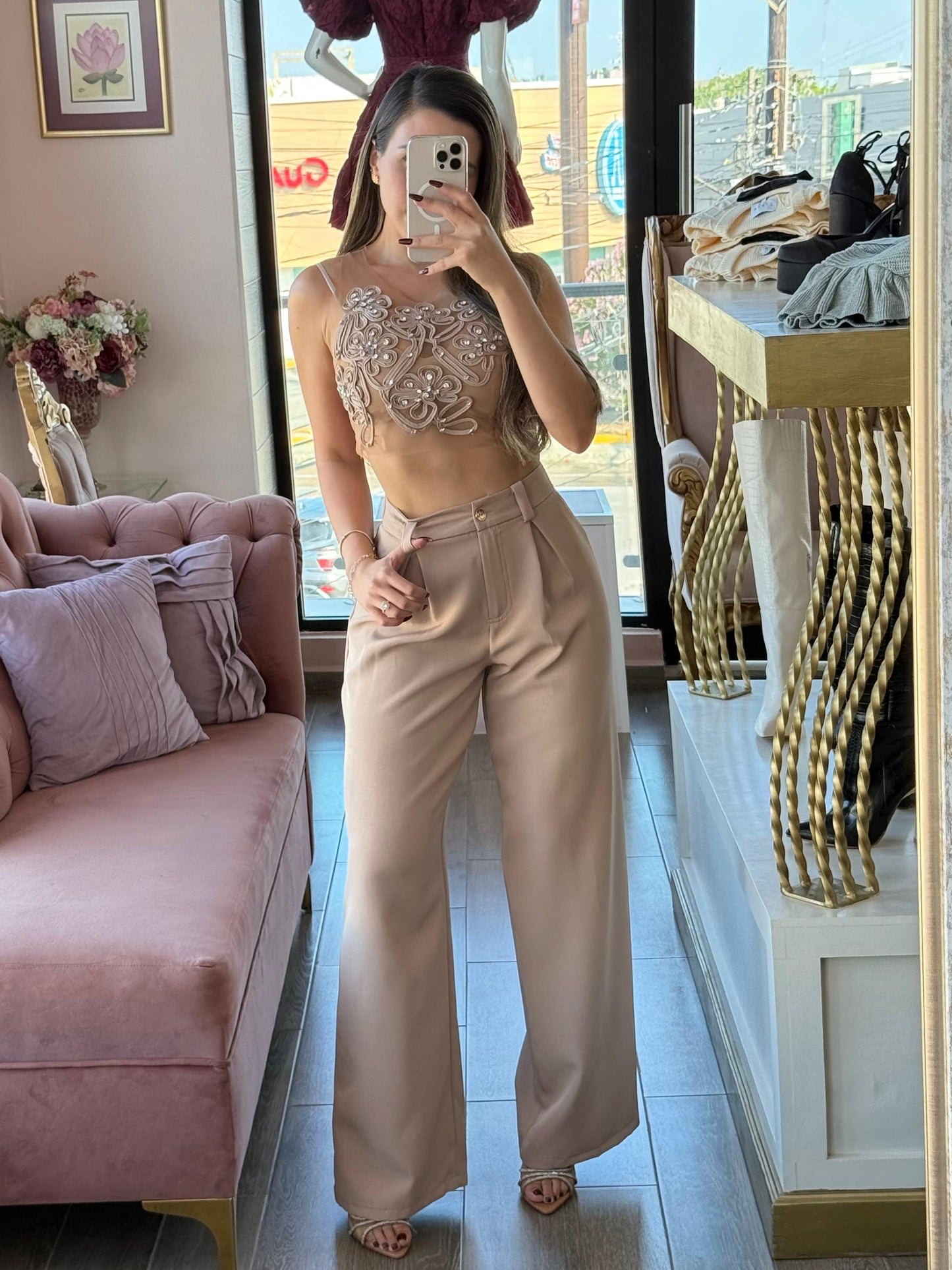 Set de transparencia beige con aplicaciones en top y pantalón amplio