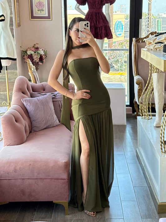 Vestido largo verde escote strapless con abertura lateral
