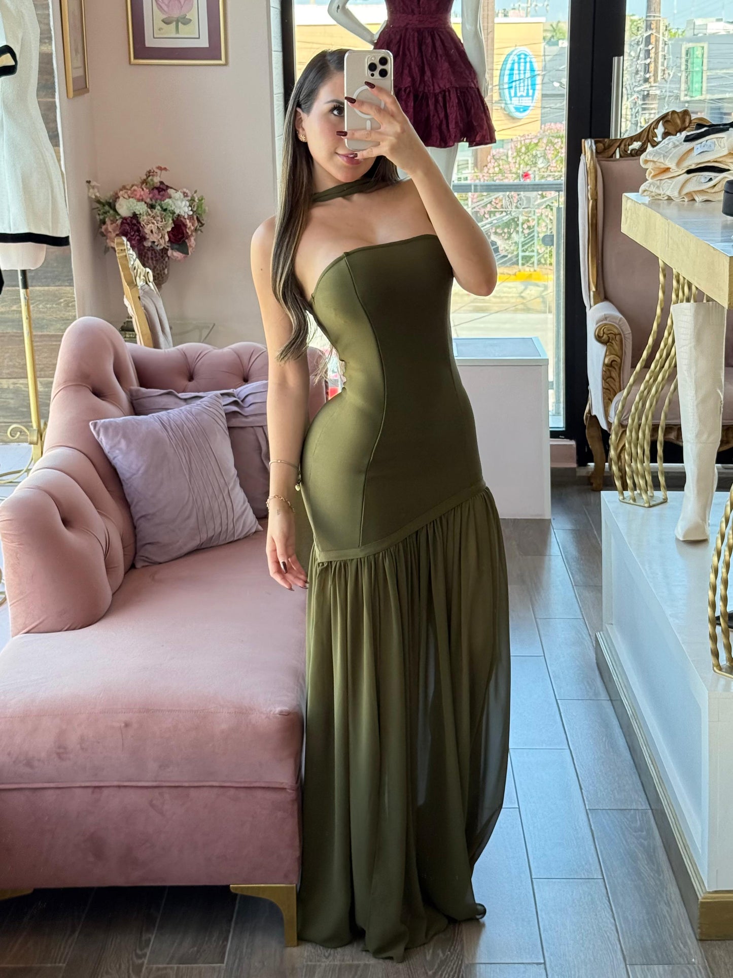 Vestido largo verde escote strapless con abertura lateral