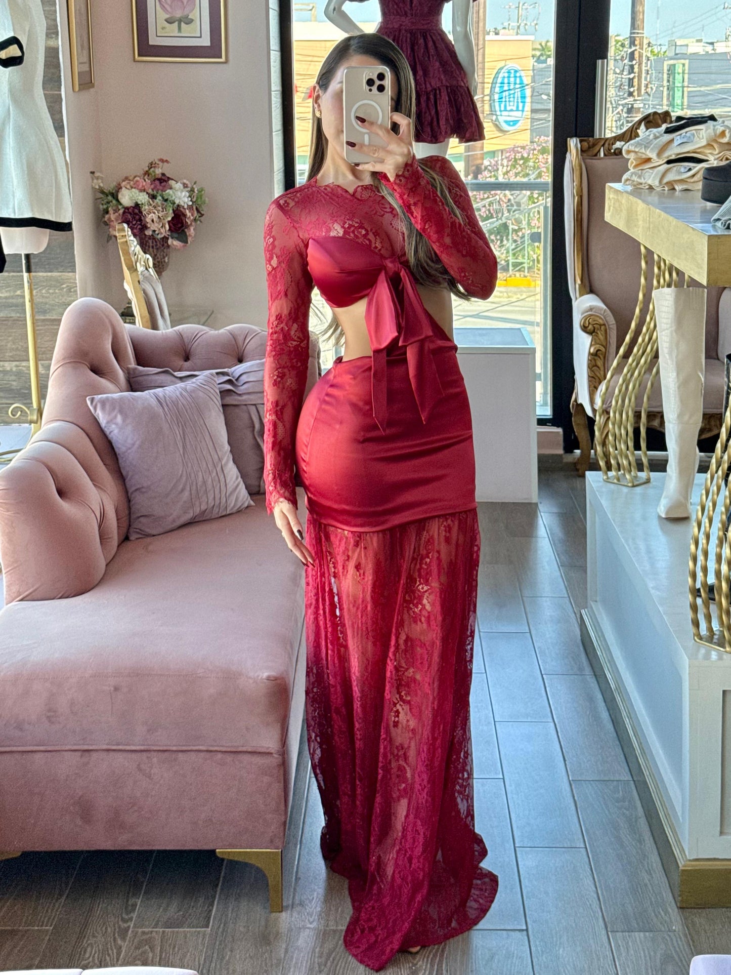 Vestido largo rojo de encaje con satén